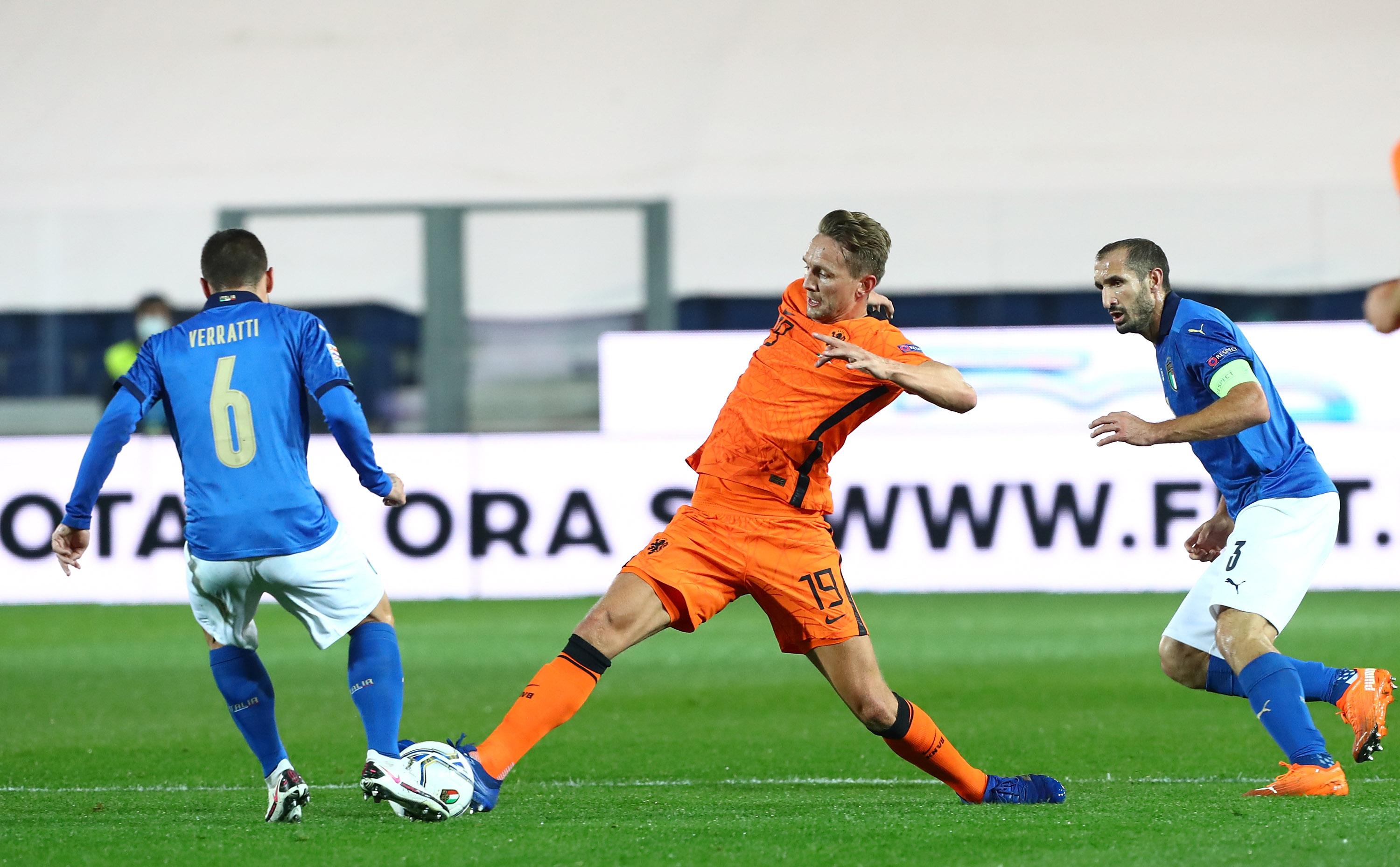 BERGAMO, ITALY - OCTOBER 14: Marco Verratti of Italy competes for the ball with Luuk de Jong of Netherlands during the UEFA Nations League group stage match between Italy and Netherlands at Stadio Atleti Azzurri d'Italia on October 14, 2020 in Bergamo, Italy. (Photo by Marco Luzzani/Getty Images) *** Local Caption *** Marco Verratti; Luuk de Jong