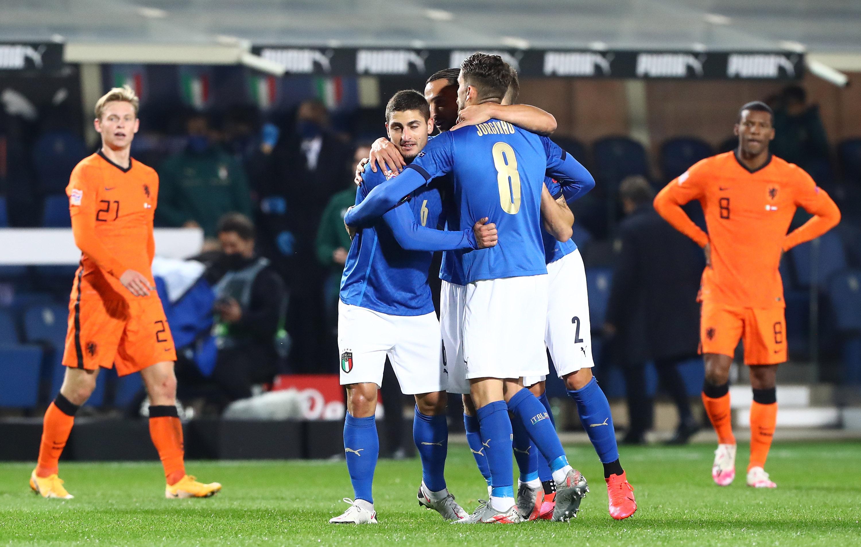 BERGAMO, ITALY - OCTOBER 14: Lorenzo Pellegrini of Italy celebrates with team-mates after scoring the opening goal during the UEFA Nations League group stage match between Italy and Netherlands at Stadio Atleti Azzurri d'Italia on October 14, 2020 in Bergamo, Italy. (Photo by Marco Luzzani/Getty Images) *** Local Caption *** Lorenzo Pellegrini