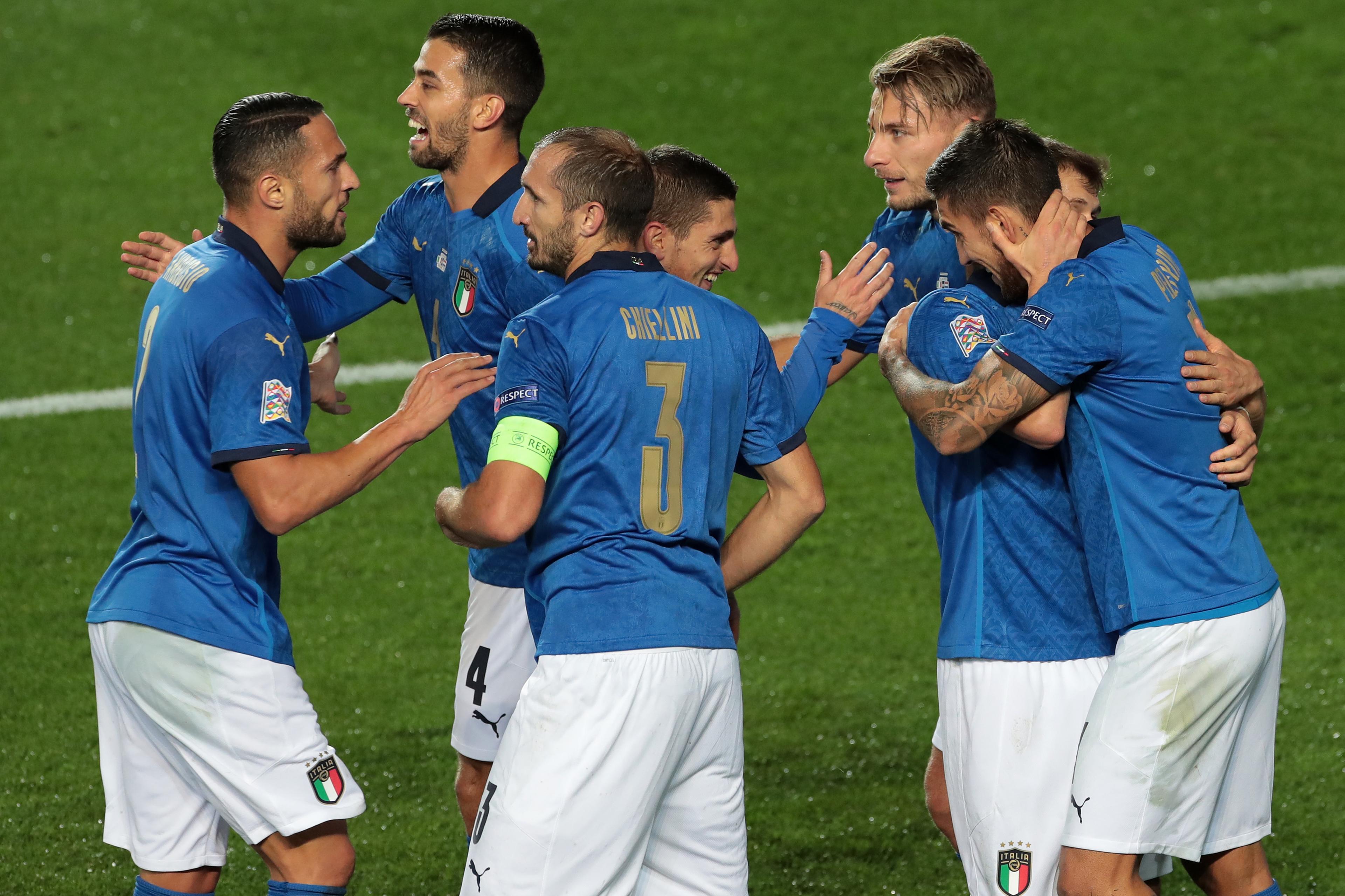 BERGAMO, ITALY - OCTOBER 14: Lorenzo Pellegrini (R) of Italy celebrates with his team-mates after scoring the opening goal during the UEFA Nations League group stage match between Italy and Netherlands at Stadio Atleti Azzurri d\\'Italia on October 14, 2020 in Bergamo, Italy. (Photo by Emilio Andreoli/Getty Images)