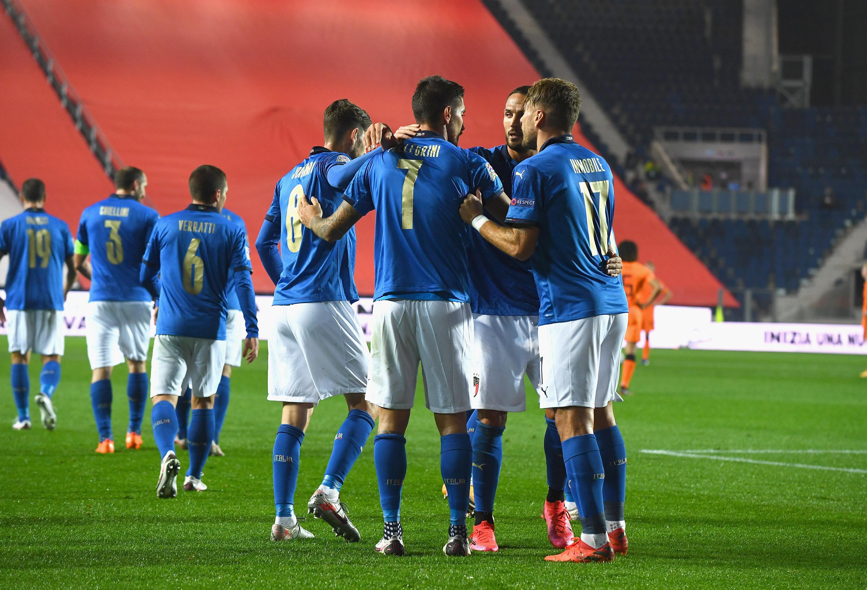BERGAMO, ITALY - OCTOBER 14: Lorenzo Pellegrini of Italy celebrates with team-mates after scoring the opening goal during the UEFA Nations League group stage match between Italy and Netherlands at Stadio Atleti Azzurri d'Italia on October 14, 2020 in Bergamo, Italy. (Photo by Claudio Villa/Getty Images) *** Local Caption *** Lorenzo Pellegrini