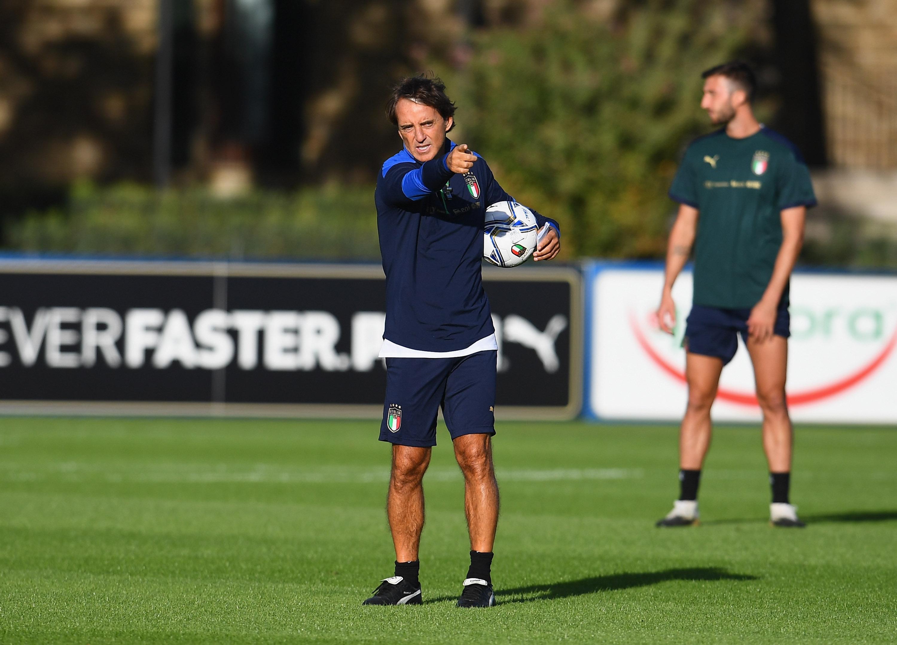 FLORENCE, ITALY - OCTOBER 05: Head coach Italy Roberto Mancini looks on during a training session at Centro Tecnico Federale di Coverciano on October 5, 2020 in Florence, Italy. (Photo by Claudio Villa/Getty Images) *** Local Caption *** Roberto Mancini