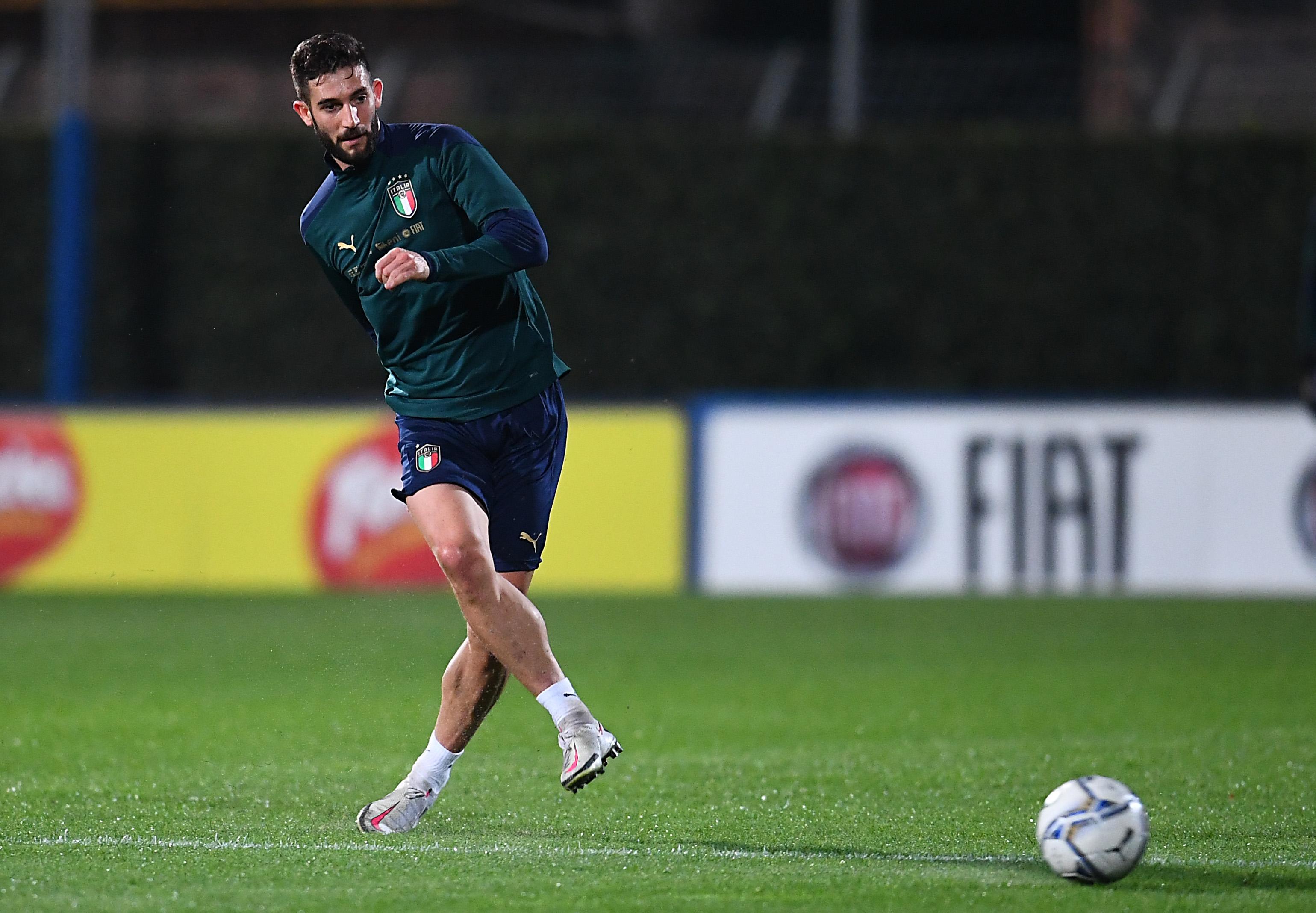 FLORENCE, ITALY - NOVEMBER 10: Roberto Gagliardini passes the ball during an Italy Training Session at Centro Tecnico Federale di Coverciano on November 10, 2020 in Florence, Italy. (Photo by Claudio Villa/Getty Images)