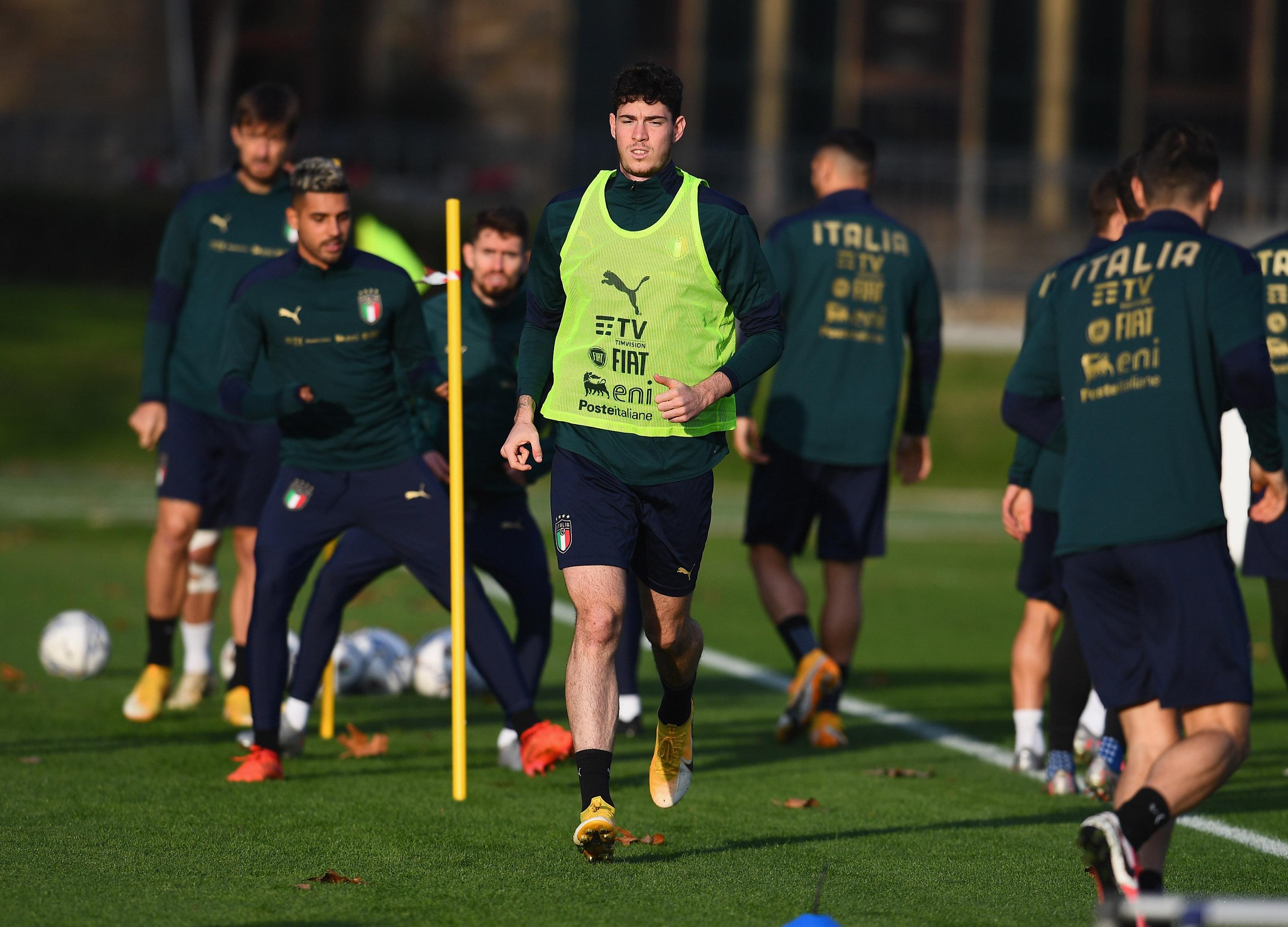 FLORENCE, ITALY - NOVEMBER 13: Alessandro Bastoni of Italy in action during a training session at Centro Tecnico Federale di Coverciano on November 13, 2020 in Florence, Italy. (Photo by Claudio Villa/Getty Images) *** Local Caption *** Alessandro Bastoni