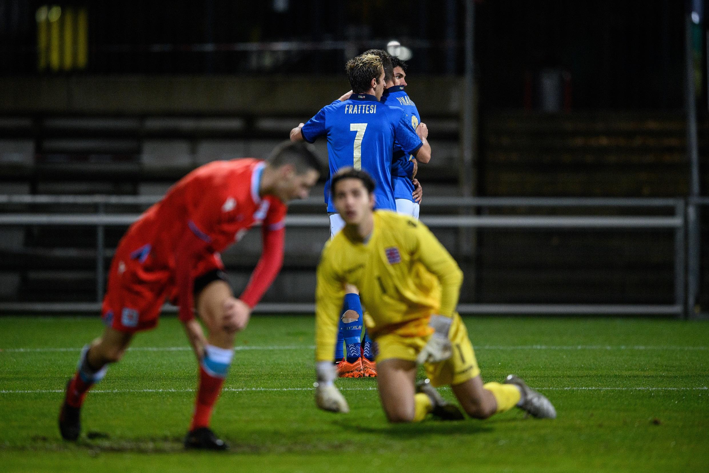 DIFFERDANGE, LUXEMBOURG - NOVEMBER 15: Players of Italy celebrate their team\\'s third goal scored by Andrea Pinamonti (C) of Italy during the UEFA Euro Under 21 Qualifier match between Luxembourg U21 and Italy U21 at Stade Municipal de la Ville de Differdange on November 15, 2020 in Differdange, Luxembourg. (Photo by Lukas Schulze/Getty Images)