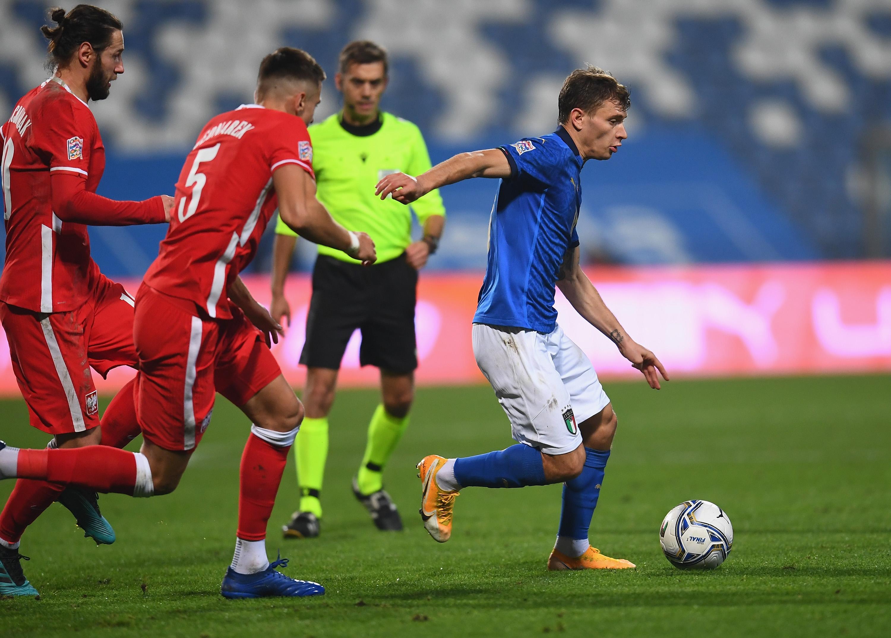 REGGIO NELL'EMILIA, ITALY - NOVEMBER 15: Nicolo Barella of Italy competes for the ball with Jan Bednarek of Poland during the UEFA Nations League group stage match between Italy and Poland at Mapei Stadium - Citta' del Tricolore on November 15, 2020 in Reggio nell'Emilia, Italy. (Photo by Claudio Villa/Getty Images) *** Local Caption *** Nicolo Barella; Jan Bednarek