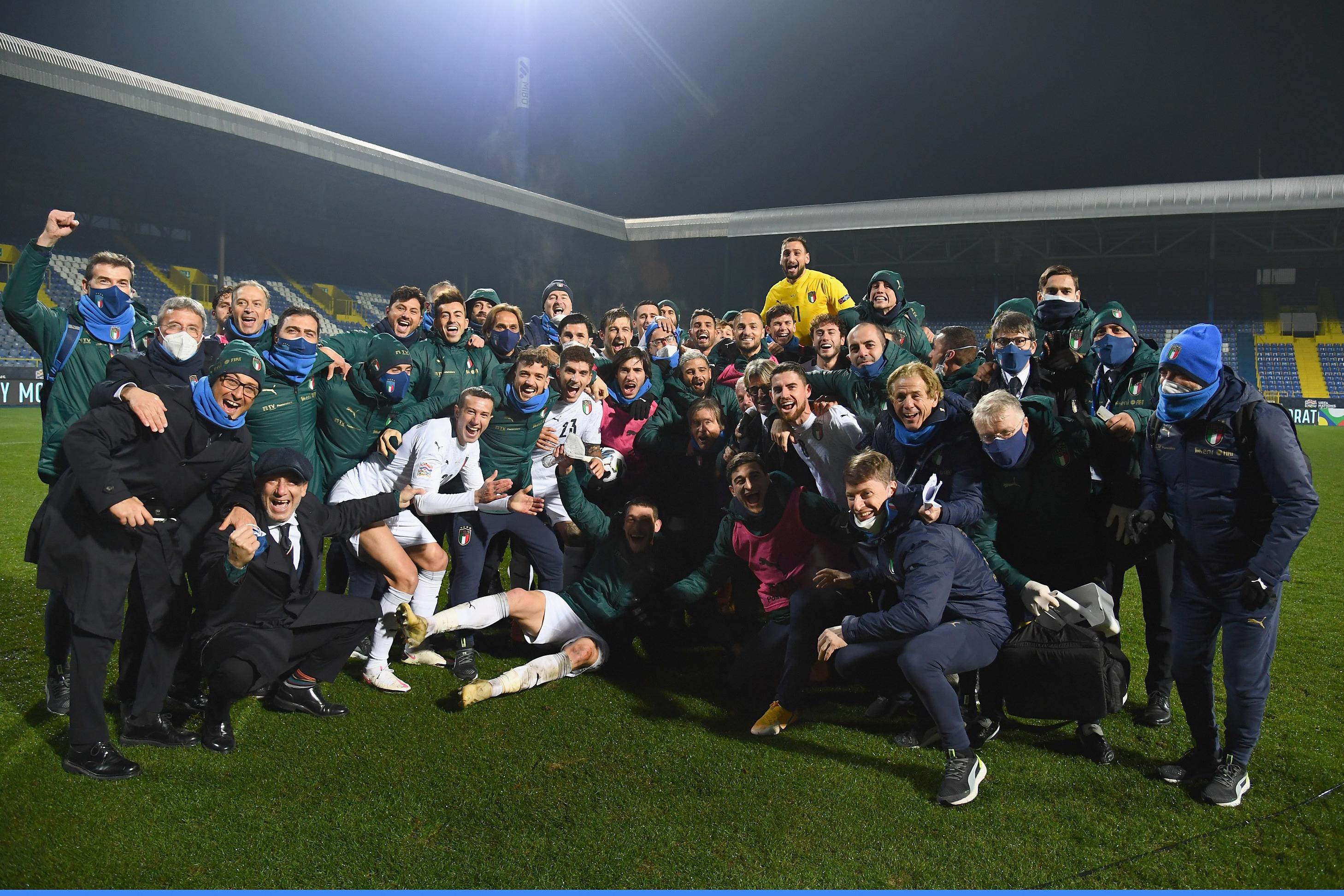ZENICA, BOSNIA AND HERZEGOVINA - NOVEMBER 18:  Players of Italy celebrate at the end of the UEFA Nations League group stage match between Bosnia-Herzegovina and Italy at Bilino Polje Stadium on November 18, 2020 in Zenica, Bosnia and Herzegovina.  (Photo by Claudio Villa/Getty Images)