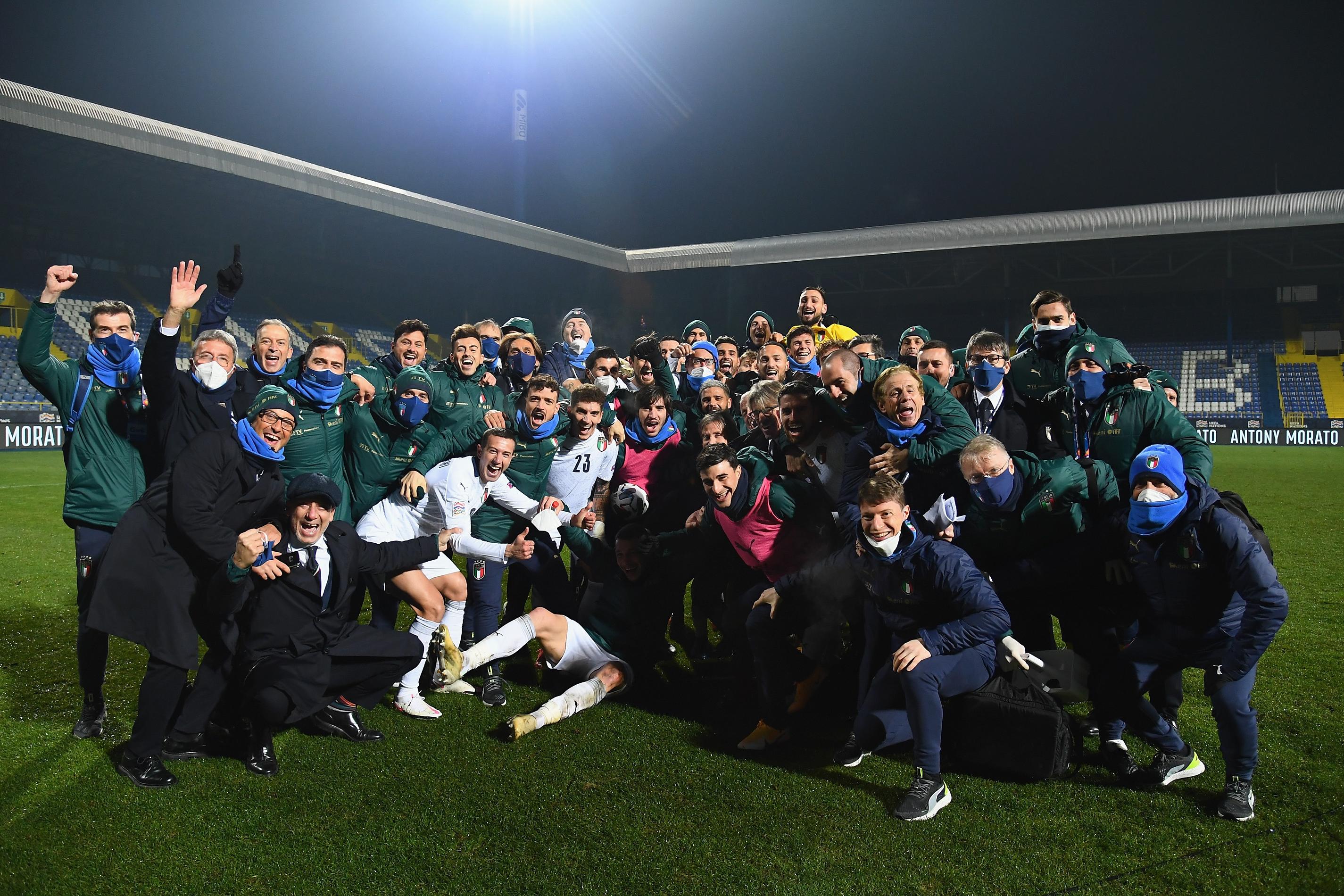 SARAJEVO, BOSNIA AND HERZEGOVINA - NOVEMBER 18:  Players and team of Italy celebrate the win and qualifyng at the end of  the UEFA Nations League group stage match between Bosnia-Herzegovina and Italy at Bilino Polje Stadium on November 18, 2020 in Zenica, Bosnia and Herzegovina.  (Photo by Claudio Villa/Getty Images)