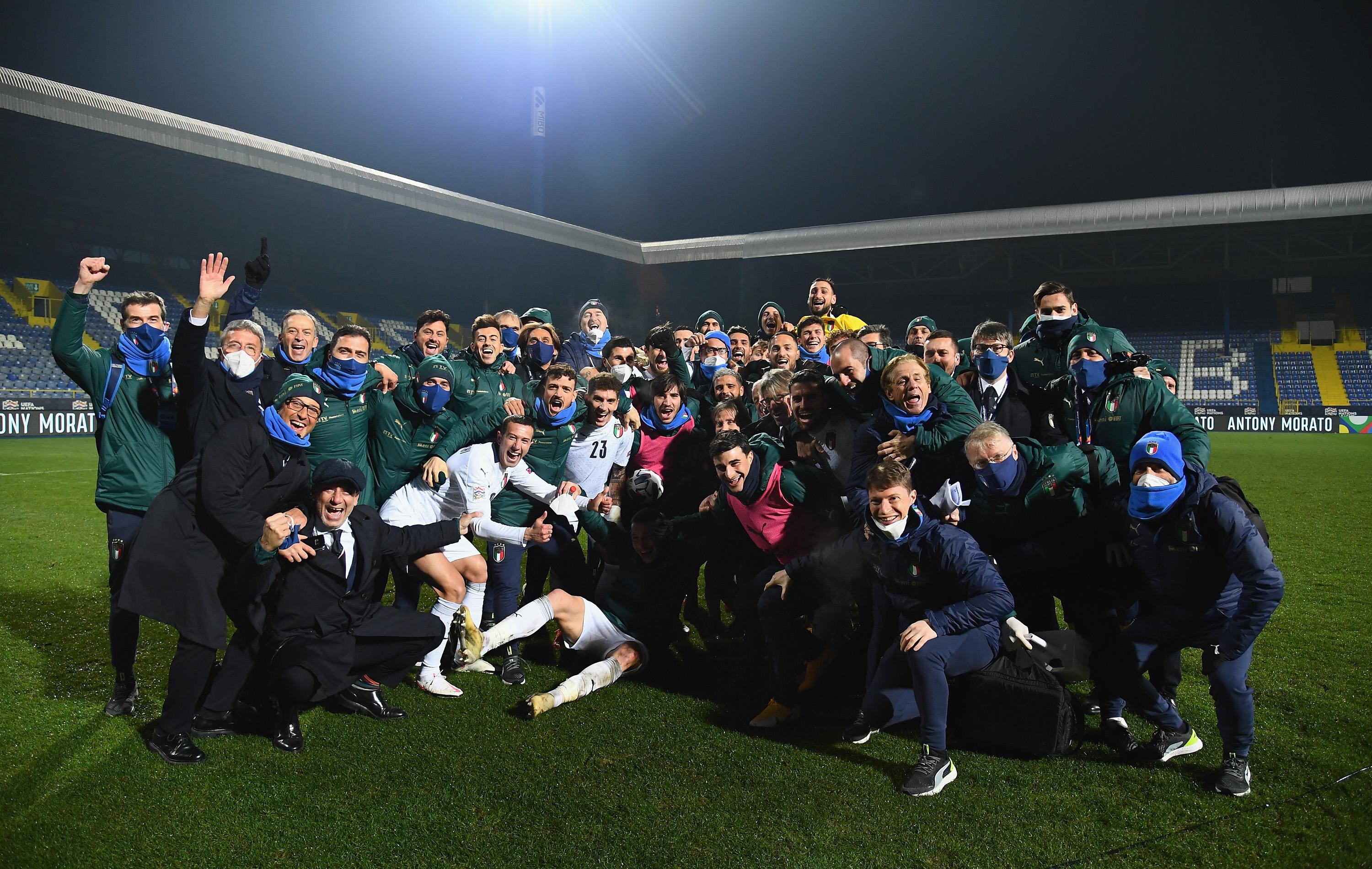 SARAJEVO, BOSNIA AND HERZEGOVINA - NOVEMBER 18: Players and team of Italy celebrate the win and qualifyng at the end of the UEFA Nations League group stage match between Bosnia-Herzegovina and Italy at Bilino Polje Stadium on November 18, 2020 in Zenica, Bosnia and Herzegovina. (Photo by Claudio Villa/Getty Images)