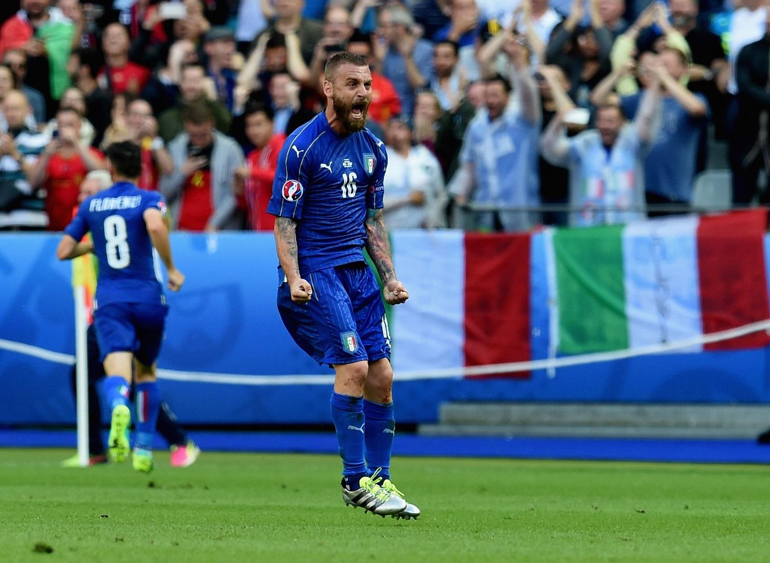 PARIS, FRANCE - JUNE 27: Daniele De Rossi of Italy celebrates during the UEFA EURO 2016 round of 16 match between Italy and Spain at Stade de France on June 27, 2016 in Paris, France. (Photo by Claudio Villa/Getty Images)