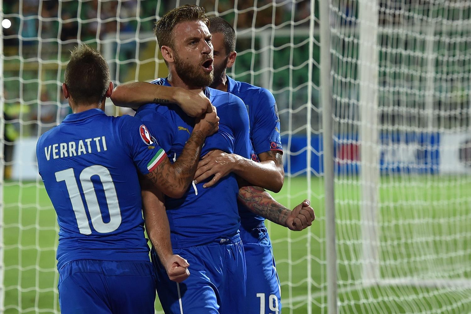 PALERMO, ITALY - SEPTEMBER 06:  Daniele De Rossi of Italy celebrates with team mates after scoring a penalty (1-0) during the UEFA EURO 2016 Qualifier match between Italy and Bulgaria on September 6, 2015 in Palermo, Italy.  (Photo by Tullio M. Puglia/Getty Images)
