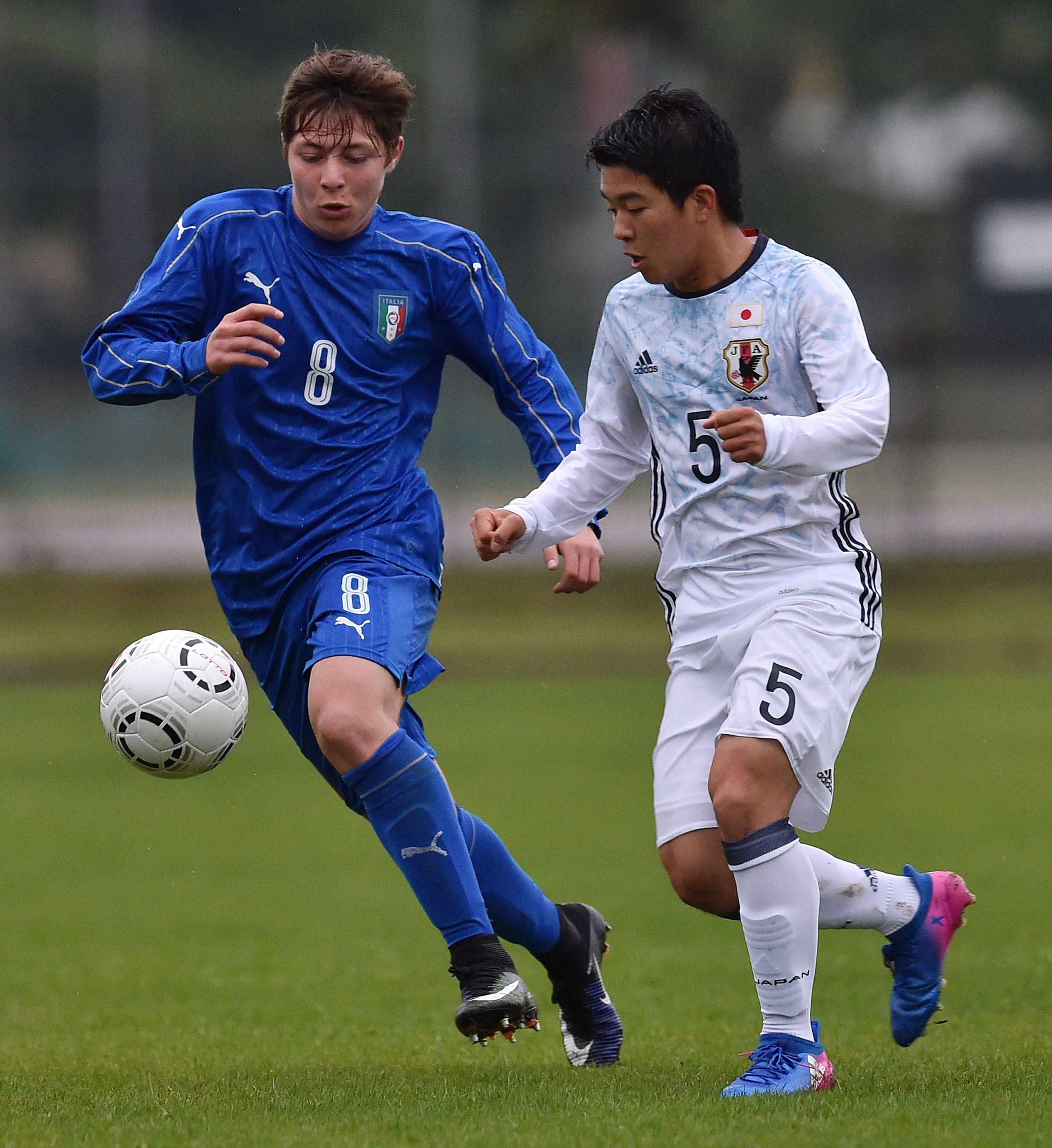 GORIZIA, ITALY - APRIL 26: Daniel Guerini of Italy U15 and Talyo Shimokawa of Japan U15 in action during the Torneo delle Nazioni match between Italy U15 and Japan U15 on April 26, 2017 in Gorizia, Italy. (Photo by Giuseppe Bellini/Getty Images)
