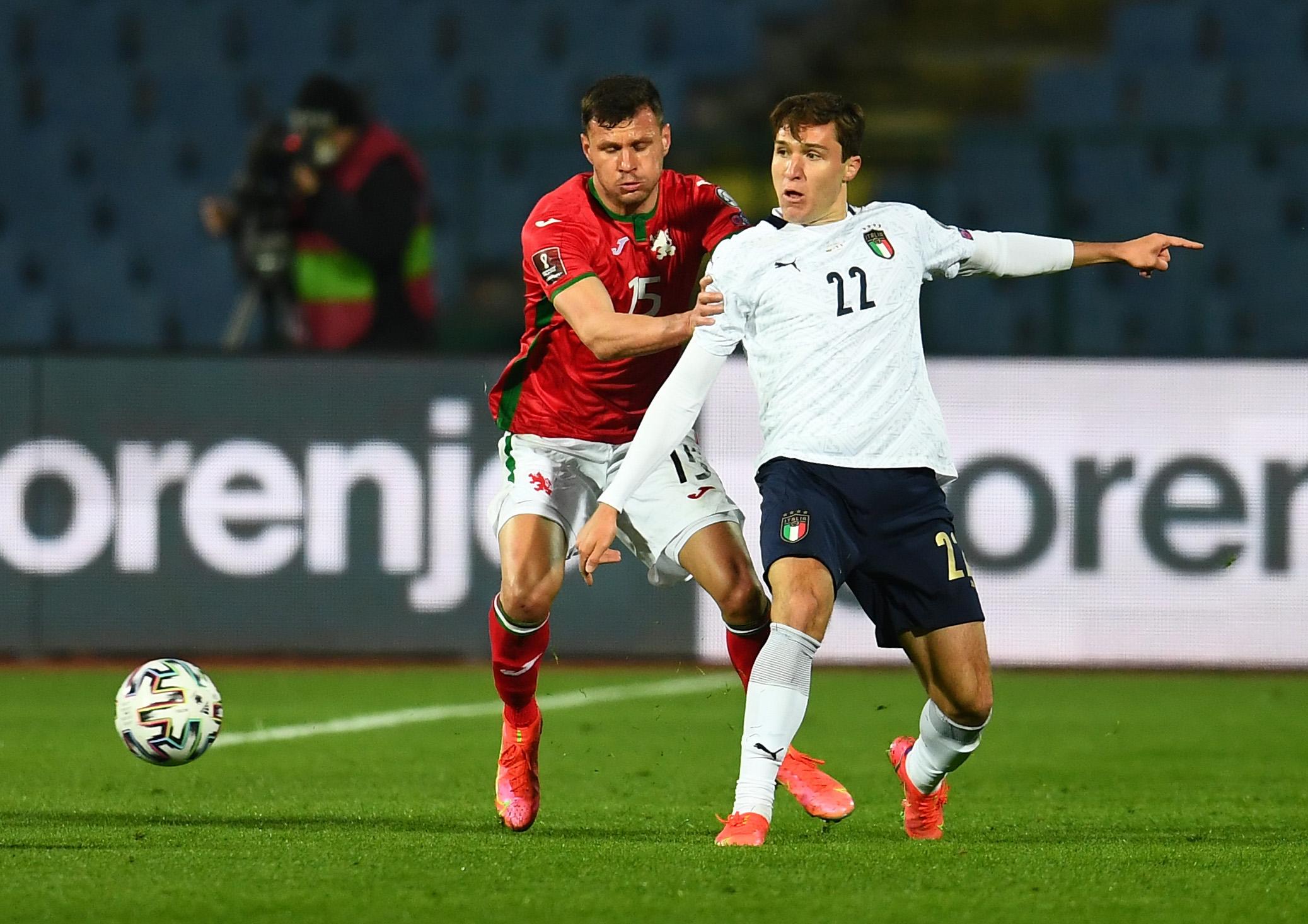 SOFIA, BULGARIA - MARCH 28: Federico Chiesa of Itlay competes for the ball with Vasil Bozhikov of Bulgaria during the FIFA World Cup 2022 Qatar qualifying match between Bulgaria and Italy on March 28, 2021 in Sofia, Bulgaria. (Photo by Claudio Villa/Getty Images)