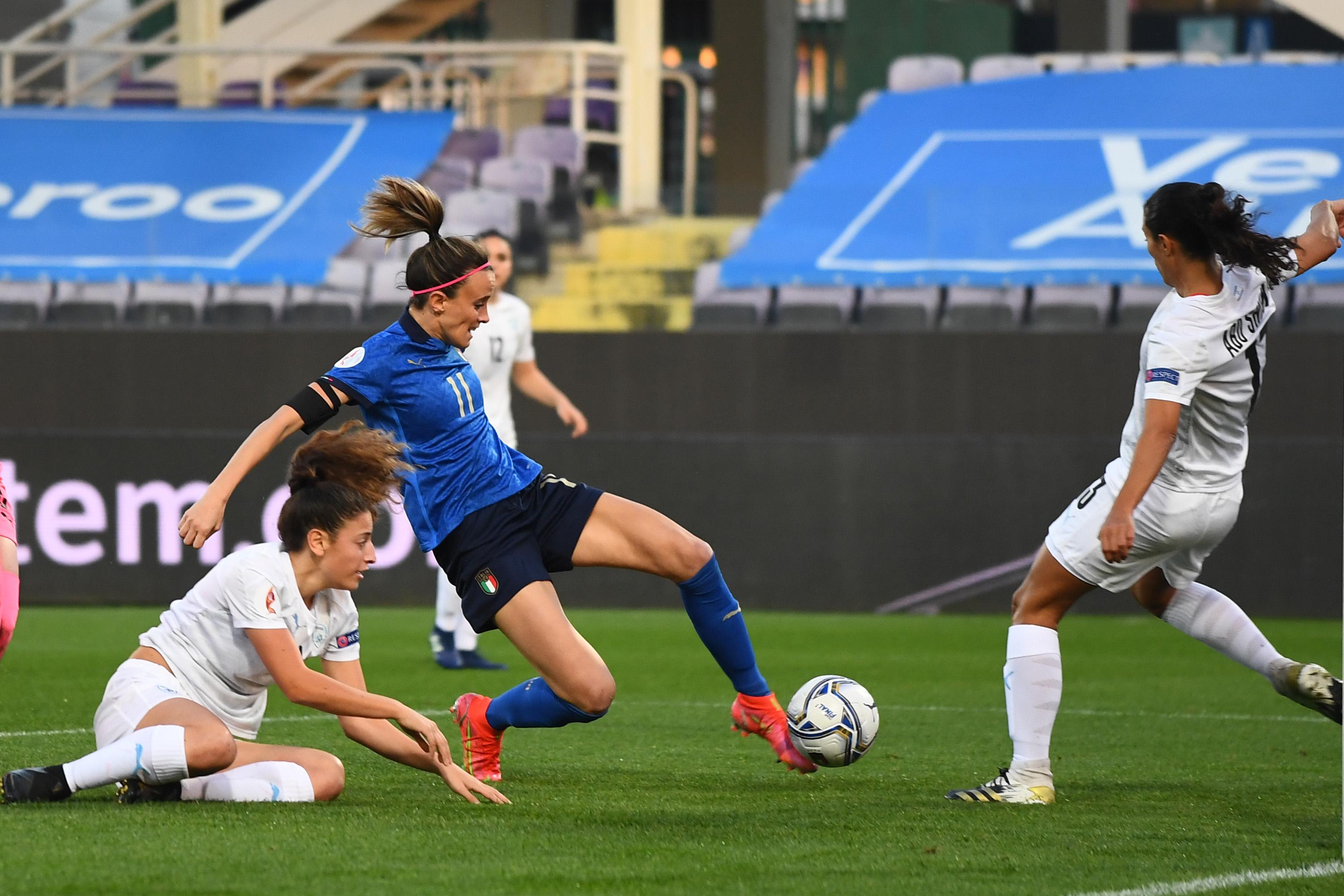 FLORENCE, ITALY - FEBRUARY 24: Barbara Bonansea of Italy in action during the UEFA Women\\'s EURO 2022 Qualifier match between Italy and Israel at Stadio Artemio Franchi on February 24, 2021 in Florence, Italy. (Photo by Claudio Villa/Getty Images)