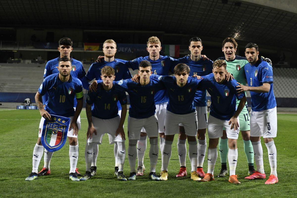 MARIBOR, SLOVENIA - MARCH 27: Italy line up for a team group during the 2021 UEFA European Under-21 Championship Group B match between Spain and Italy at Stadion Ljudski vrt on March 27, 2021 in Maribor, Slovenia. Sporting stadiums around Slovenia remain under strict restrictions due to the Coronavirus Pandemic as Government social distancing laws prohibit fans inside venues resulting in games being played behind closed doors. (Photo by Jurij Kodrun/Getty Images)