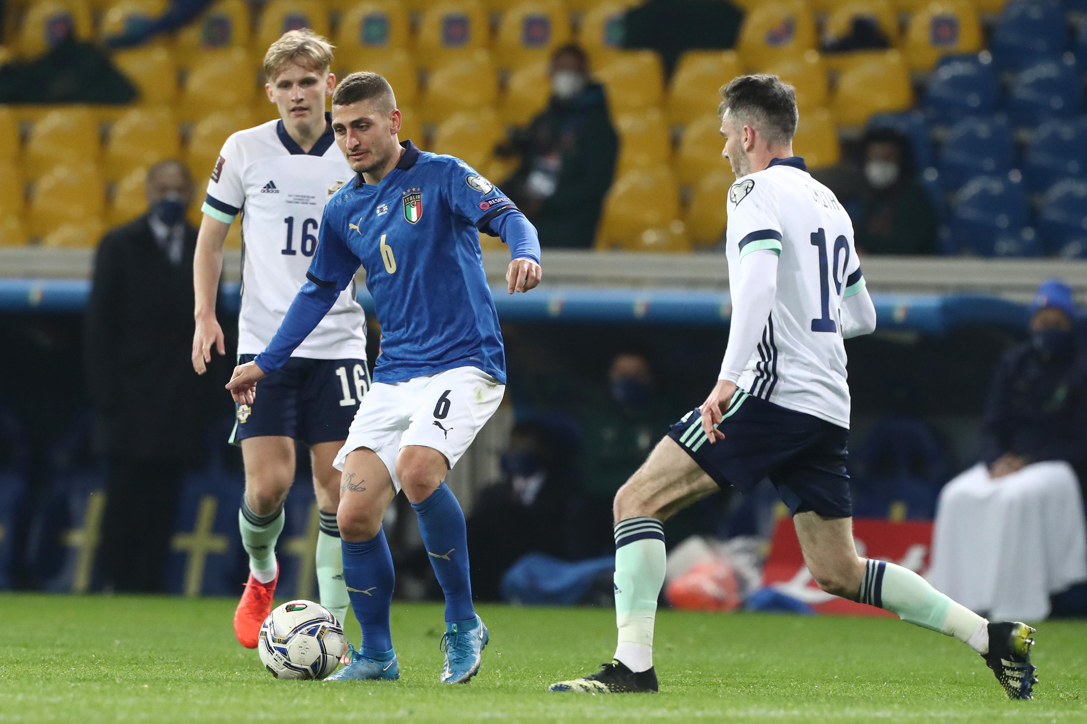 PARMA, ITALY - MARCH 25: Marco Verratti of Italy runs with the ball whilst under pressure from Michael Smith of Northern Ireland during the FIFA World Cup 2022 Qatar qualifying match between Italy and Northern Ireland on March 25, 2021 in Parma, Italy. Sporting stadiums around Italy remain under strict restrictions due to the Coronavirus Pandemic as Government social distancing laws prohibit fans inside venues resulting in games being played behind closed doors. (Photo by Marco Luzzani/Getty Images)