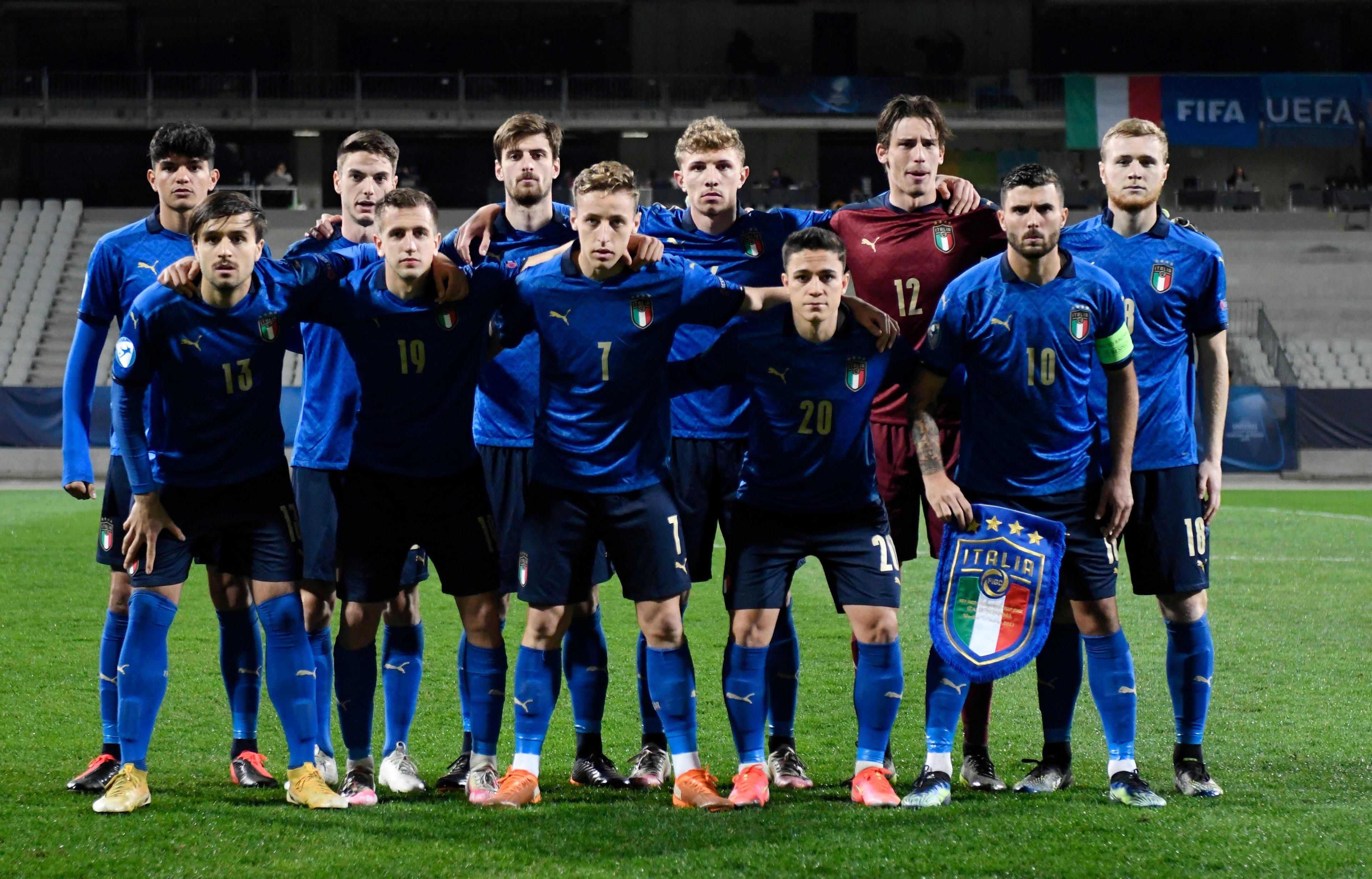 CELJE, SLOVENIA - MARCH 30: The Italy team pose for a photo prior to the 2021 UEFA European Under-21 Championship Group B match between Italy and Slovenia at Stadion Celje on March 30, 2021 in Celje, Slovenia. Sporting stadiums around Slovenia remain under strict restrictions due to the Coronavirus Pandemic as Government social distancing laws prohibit fans inside venues resulting in games being played behind closed doors. (Photo by Jurij Kodrun/Getty Images)