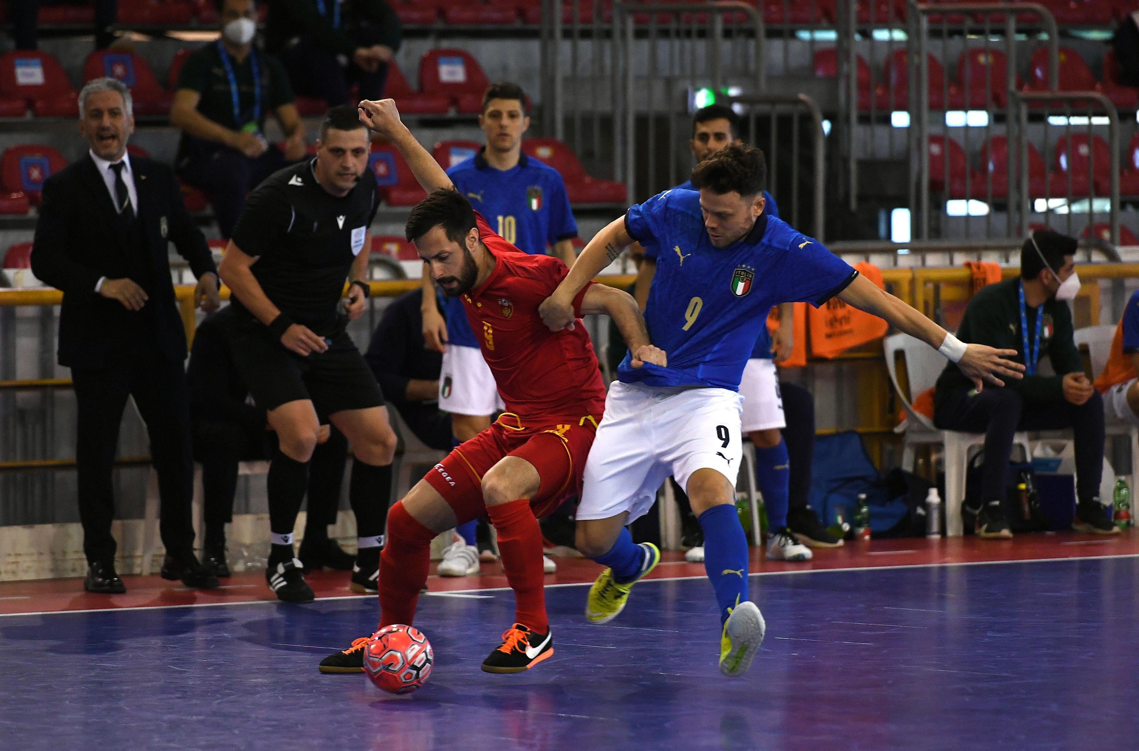 PRATO, ITALY - APRIL 13: Luka Vuletic of Montenegro competes for the ball with Pablo Arlan Vieira of Italy during the UEFA Futsal EURO 2022 Qualifier between Italy and Montenegro at Estraforum on April 13, 2021 in Prato, Italy. (Photo by Alessandro Sabattini/Getty Images)