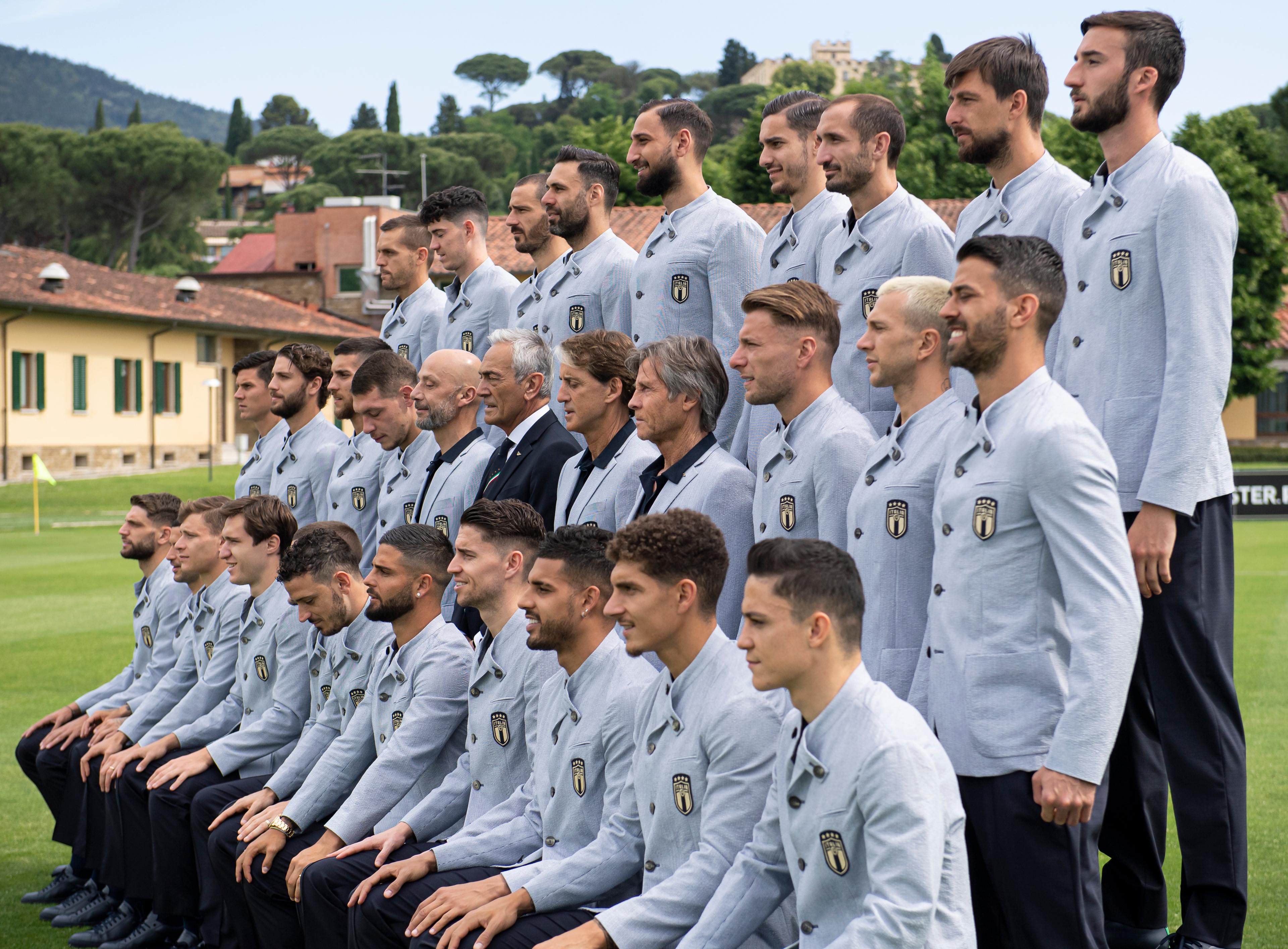 FLORENCE, ITALY - JUNE 02: (upper row L-R) Rafael Toloi, Alessandro Bastoni, Leonardo Bonucci, Salvatore Sirigu, Gianluigi Donnarumma, Alex Meret, Giorgio Chiellini, Francesco Acerbi, Bryan Cristante, (central row L-R) Matteo Pessina, Manuel Locatelli, Lorenzo Pellegrini, Andrea Belotti, Head of the National Team delegation Gianluca Vialli, FIGC president Gabriele Gravina, Coach Roberto Mancini, Team Manager Gabriele Oriali, Ciro Immobile, Federico Bernardeschi, Leonardo Spinazzola, (lower row L-R) Domenico Berardi, Stefano Sensi, Nicolò Barella, Federico Chiesa, Marco Verratti, Alessandro Florenzi, Lorenzo Insigne, Frello Jorge Luiz Jorginho, Emerson Palmieri, Giovanni Di Lorenzo and Giacomo Raspadori of Italy pose for a team photo at Coverciano on June 02, 2021 in Florence, Italy. (Photo by Giorgio Perottino/Getty Images)