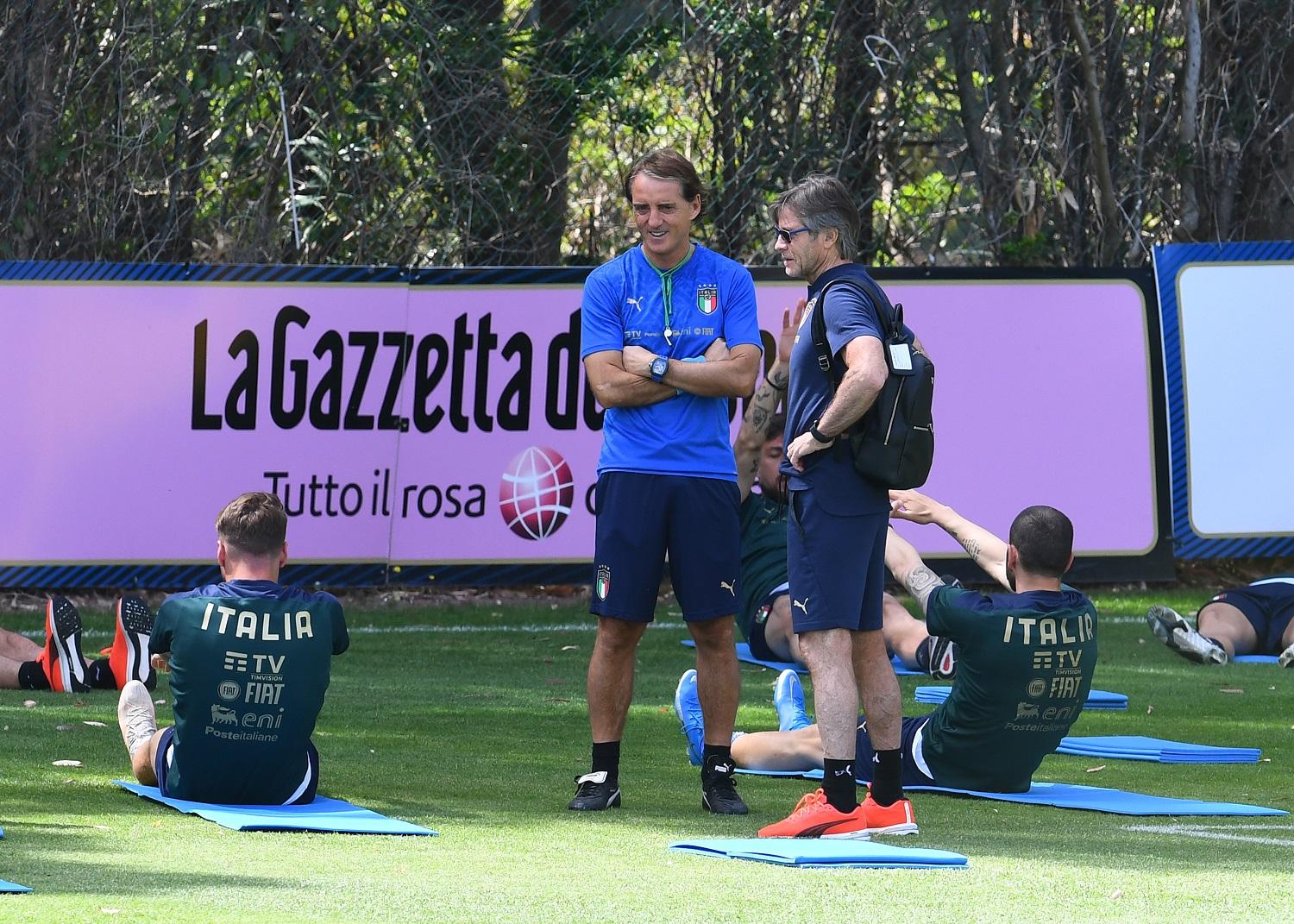 SANTA MARGHERITA DI PULA, ITALY - MAY 26: Head coach Italy Roberto Mancini and team manager Gabriele Oriali speak with the players during a training session at Forte Village Resort on May 26, 2021 in Santa Margherita di Pula, Italy. (Photo by Claudio Villa/Getty Images)