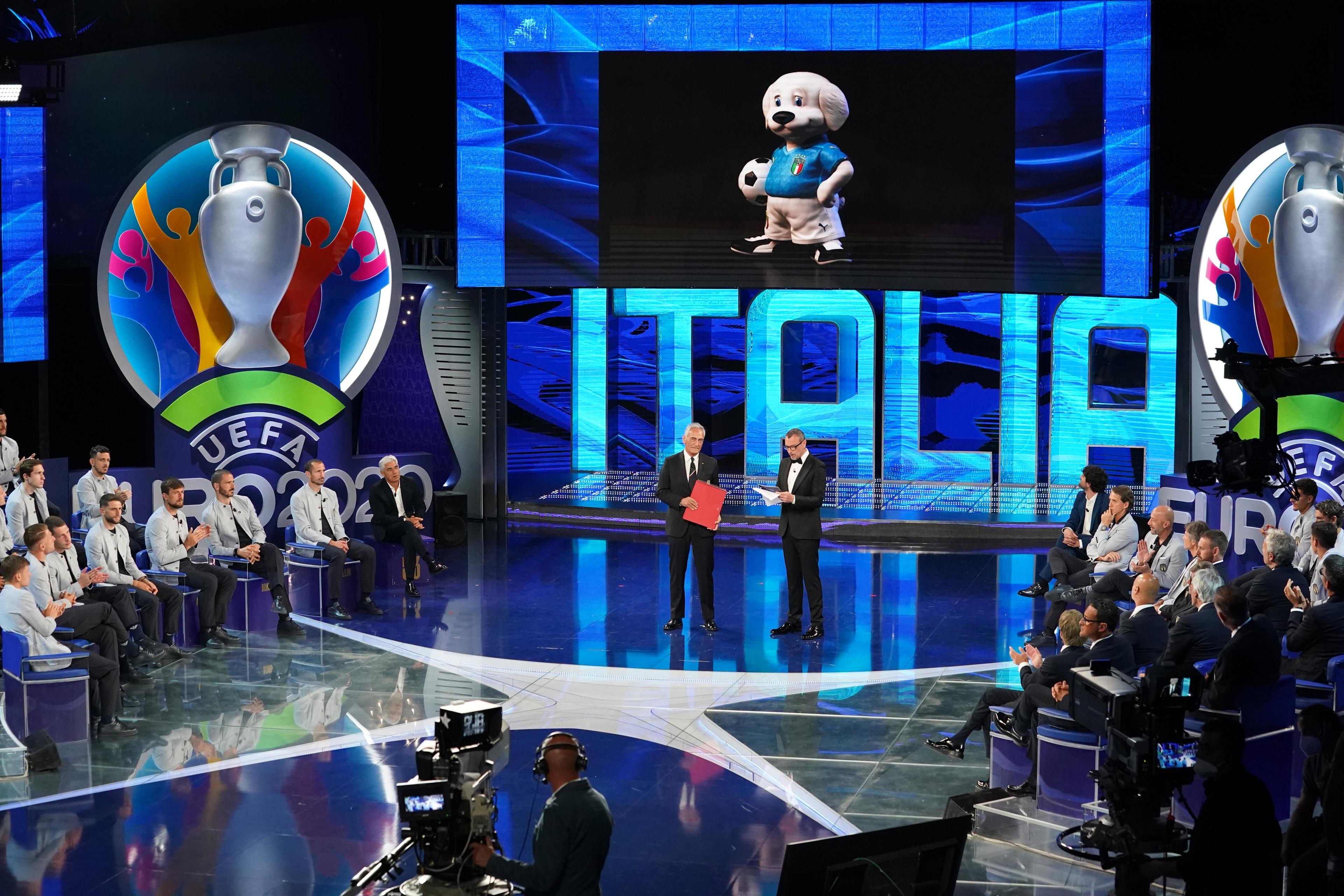 ROME, ITALY - JUNE 01: Gabriele Gravina and Amadeus attend at Sogno Azzurro TV Show on June 01, 2021 in Rome, Italy. (Photo by Claudio Villa/Getty Images)