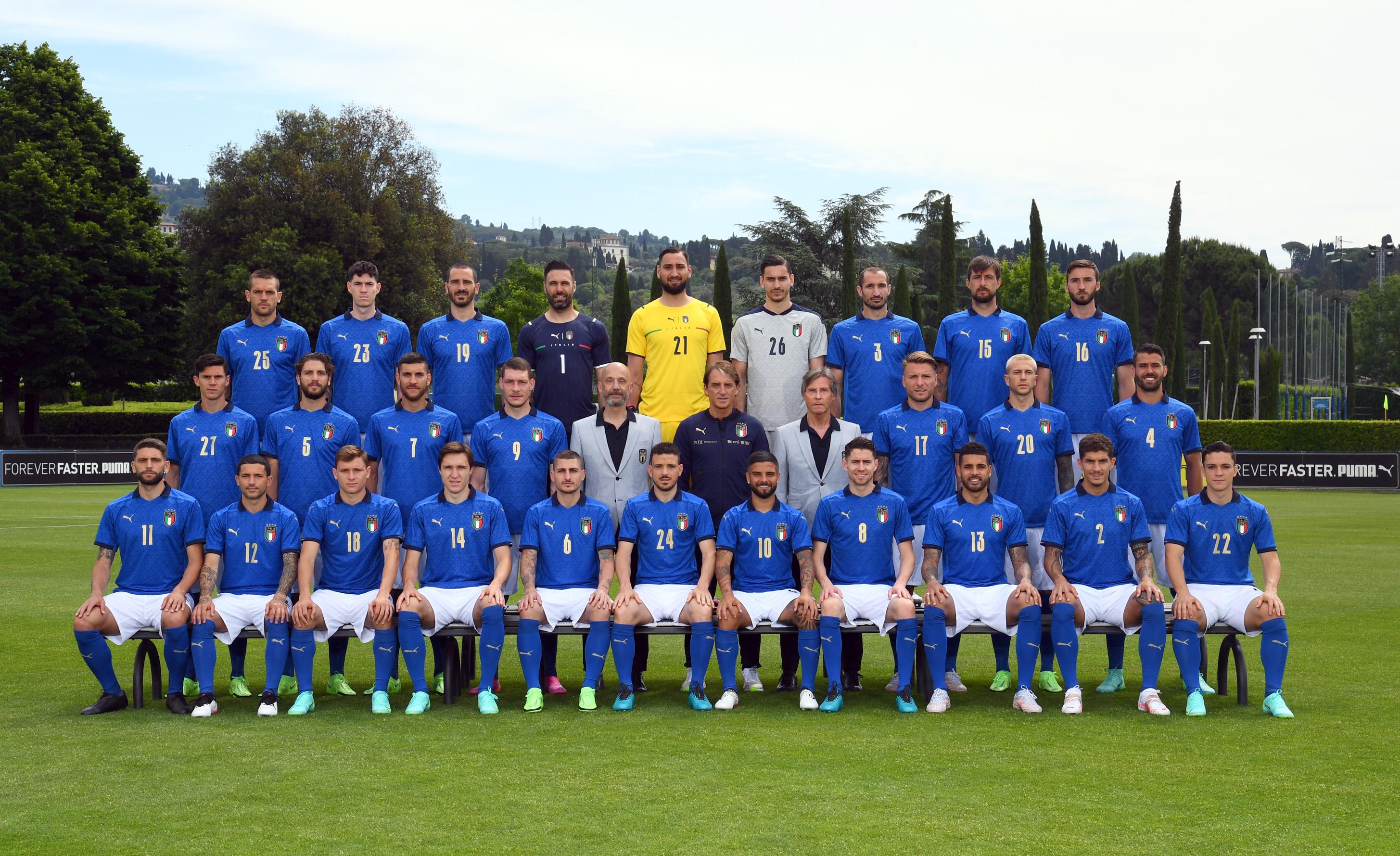 FLORENCE, ITALY - JUNE 02: (upper row L-R) Rafael Toloi, Alessandro Bastoni, Leonardo Bonucci, Salvatore Sirigu, Gianluigi Donnarumma, Alex Meret, Giorgio Chiellini, Francesco Acerbi, Bryan Cristante, (central row L-R) Matteo Pessina, Manuel Locatelli, Lorenzo Pellegrini, Andrea Belotti, Head of the National Team delegation Gianluca Vialli, Coach Roberto Mancini, Team Manager Gabriele Oriali, Ciro Immobile, Federico Bernardeschi, Leonardo Spinazzola, (lower row L-R) Domenico Berardi, Stefano Sensi, Nicolò Barella, Federico Chiesa, Marco Verratti, Alessandro Florenzi, Lorenzo Insigne, Frello Jorge Luiz Jorginho, Emerson Palmieri, Giovanni Di Lorenzo and Giacomo Raspadori of Italy pose for the official team photo at Coverciano on June 02, 2021 in Florence, Italy. (Photo by Claudio Villa/Getty Images)