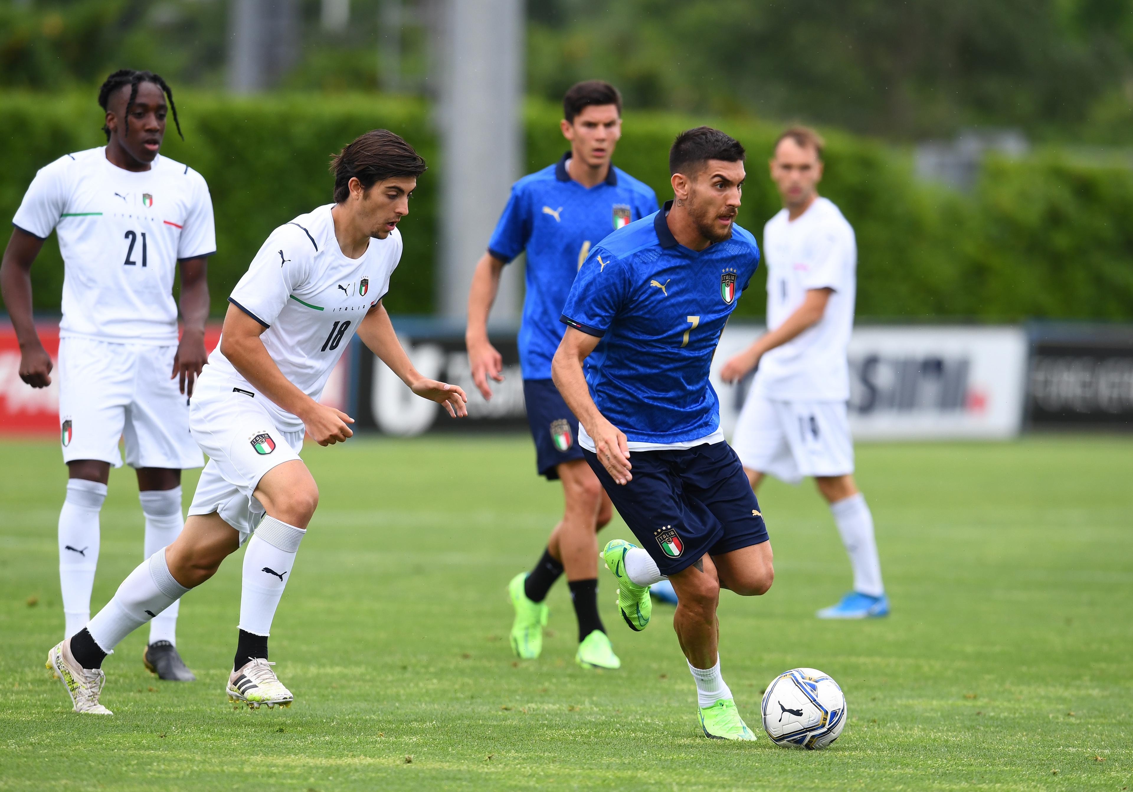 FLORENCE, ITALY - JUNE 05: Lorenzo Pellegrini of Italy in action during the friendly match between Italy and Italy U20 at Coverciano on June 05, 2021 in Florence, Italy. (Photo by Claudio Villa/Getty Images)