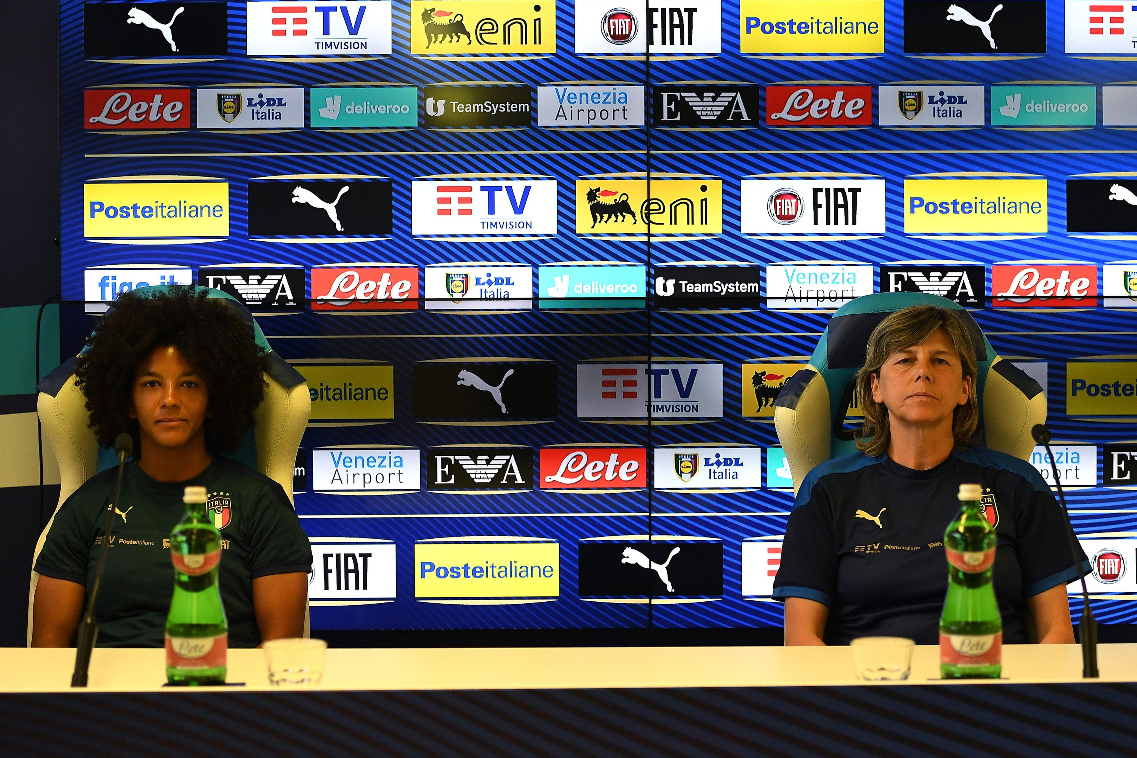 FERRARA, ITALY - JUNE 09:Sara Gama of Italy and Milena Bertolini head coach of Italy during the Italy Women Training Session And Press Conference at Stadio Paolo Mazza on June 09, 2021 in Ferrara, Italy. (Photo by Alessandro Sabattini/Getty Images)