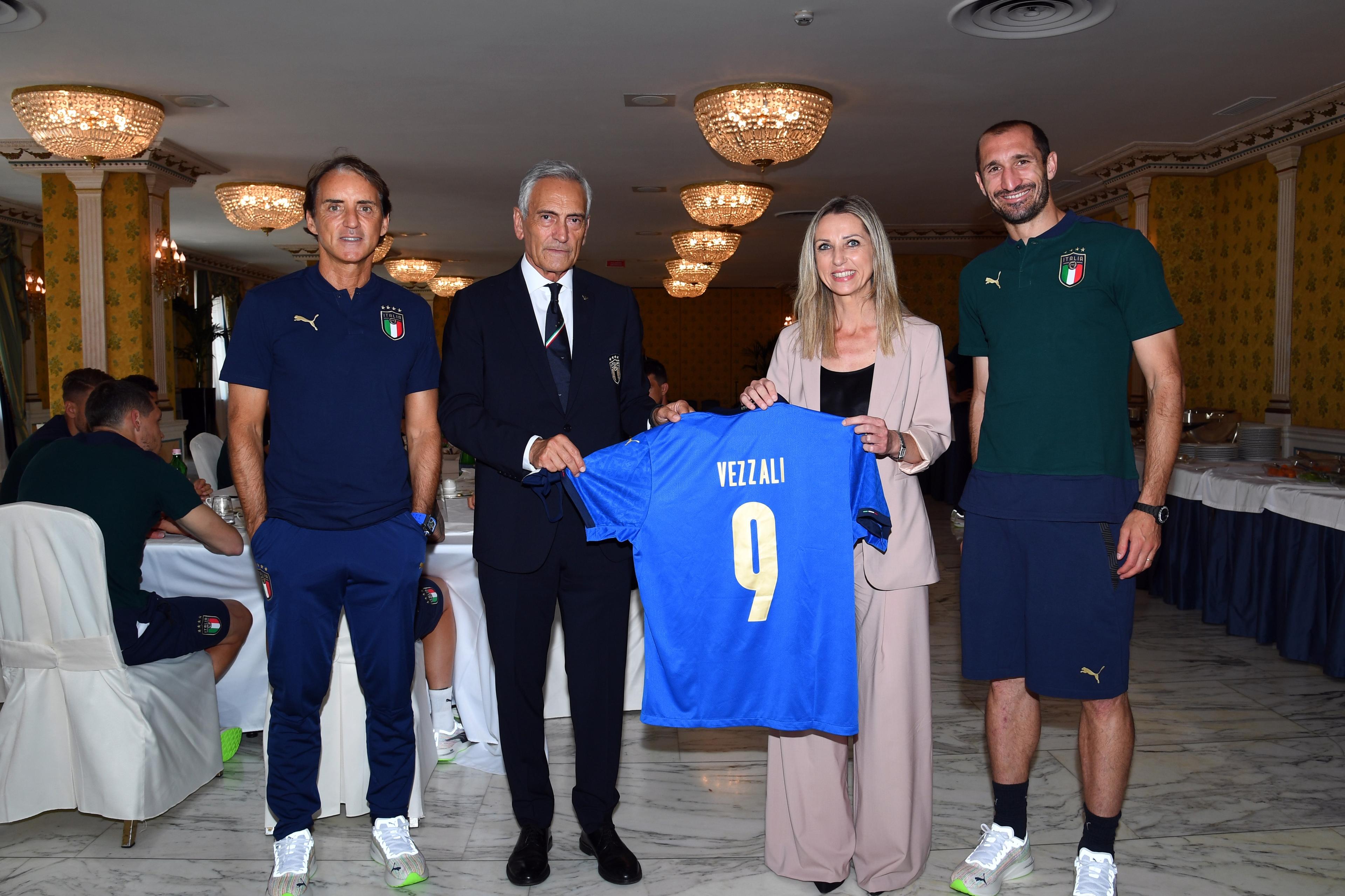 ROME, ITALY - JUNE 10: Head coach Italy Roberto Mancini, President FIGC Gabriele Gravina, undersecretary for sport Valentina Vezzali and Giorgio Chiellini of Italy pose for a photo on June 10, 2021 in Rome, Italy. (Photo by Claudio Villa/Getty Images)