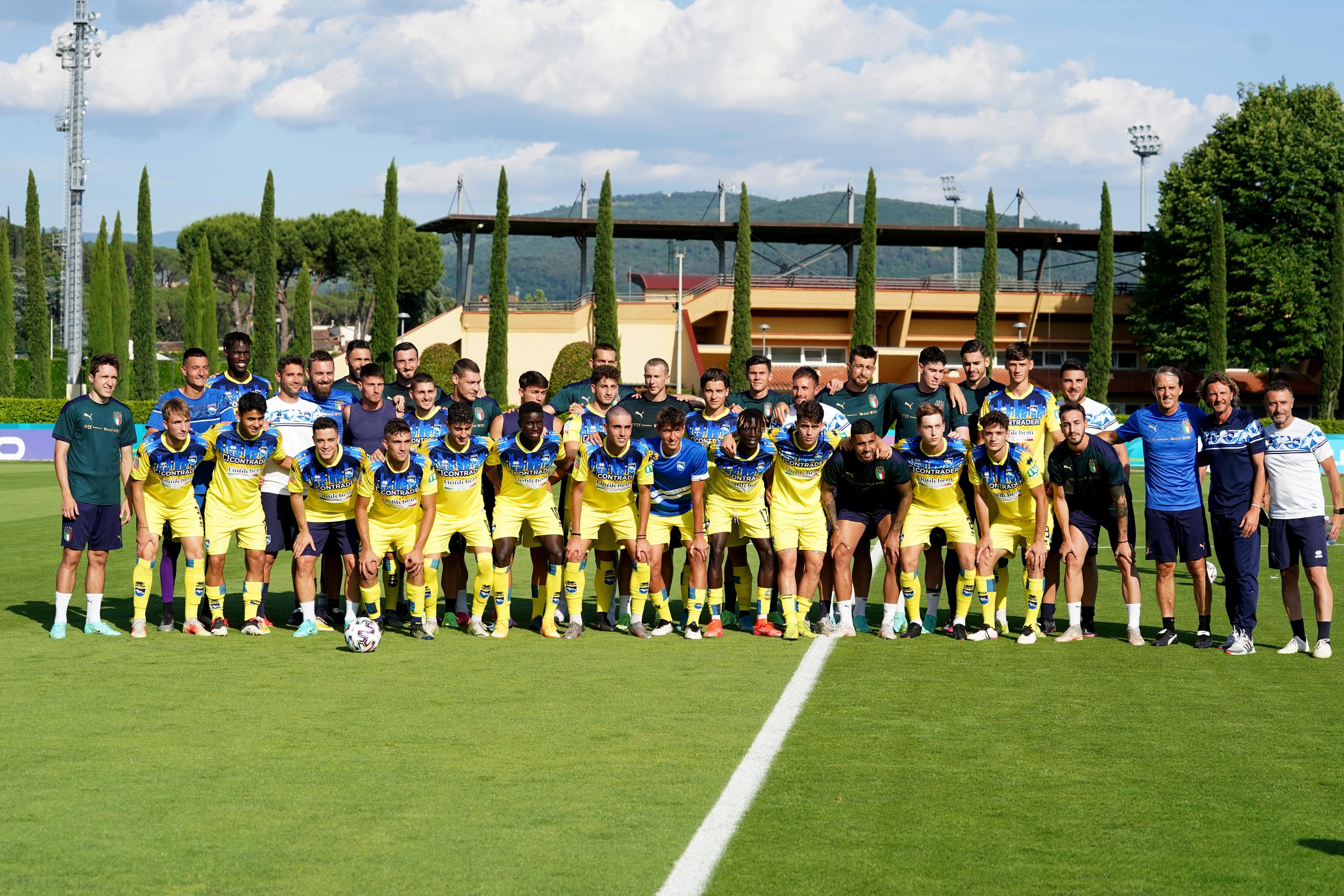 FLORENCE, ITALY - JUNE 12: Italy and Pescara U19 pose for a photo before a Italy training session at Centro Tecnico Federale di Coverciano on June 12, 2021 in Florence, Italy. (Photo by Claudio Villa/Getty Images)