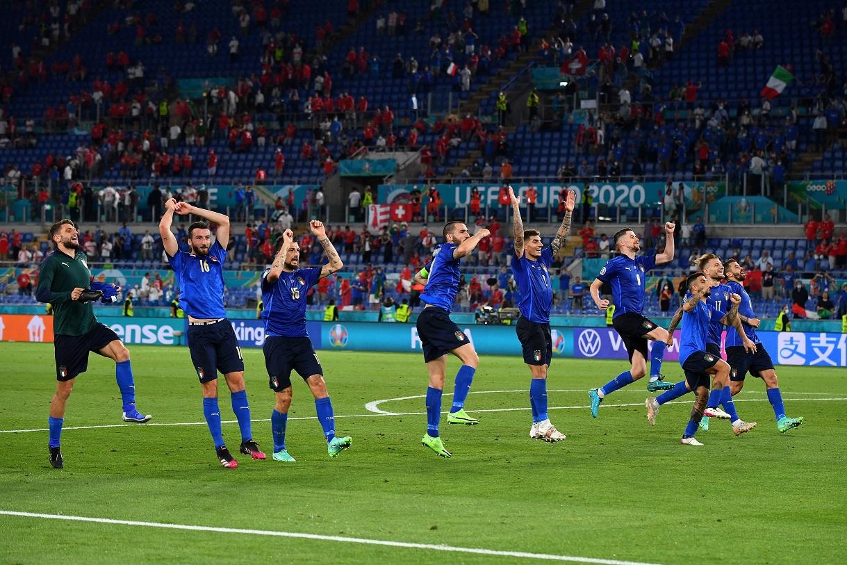 ROME, ITALY - JUNE 16: Players of Italy celebrates their side\\'s victory after the UEFA Euro 2020 Championship Group A match between Italy and Switzerland at Olimpico Stadium on June 16, 2021 in Rome, Italy. (Photo by Claudio Villa/Getty Images)