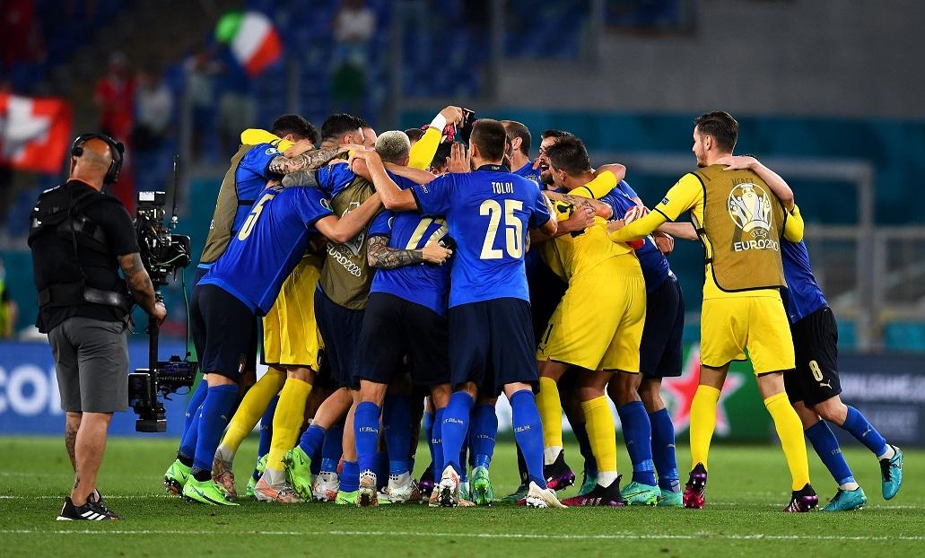 ROME, ITALY - JUNE 16: Players of Italy celebrates their side's victory after the UEFA Euro 2020 Championship Group A match between Italy and Switzerland at Olimpico Stadium on June 16, 2021 in Rome, Italy. (Photo by Claudio Villa/Getty Images)