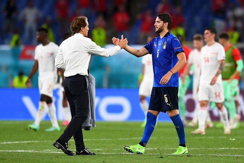 ROME, ITALY - JUNE 16: Manuel Locatelli of Italy celebrates their side's victory with Roberto Mancini, Head Coach of Italy after the UEFA Euro 2020 Championship Group A match between Italy and Switzerland at Olimpico Stadium on June 16, 2021 in Rome, Italy. (Photo by Claudio Villa/Getty Images)
