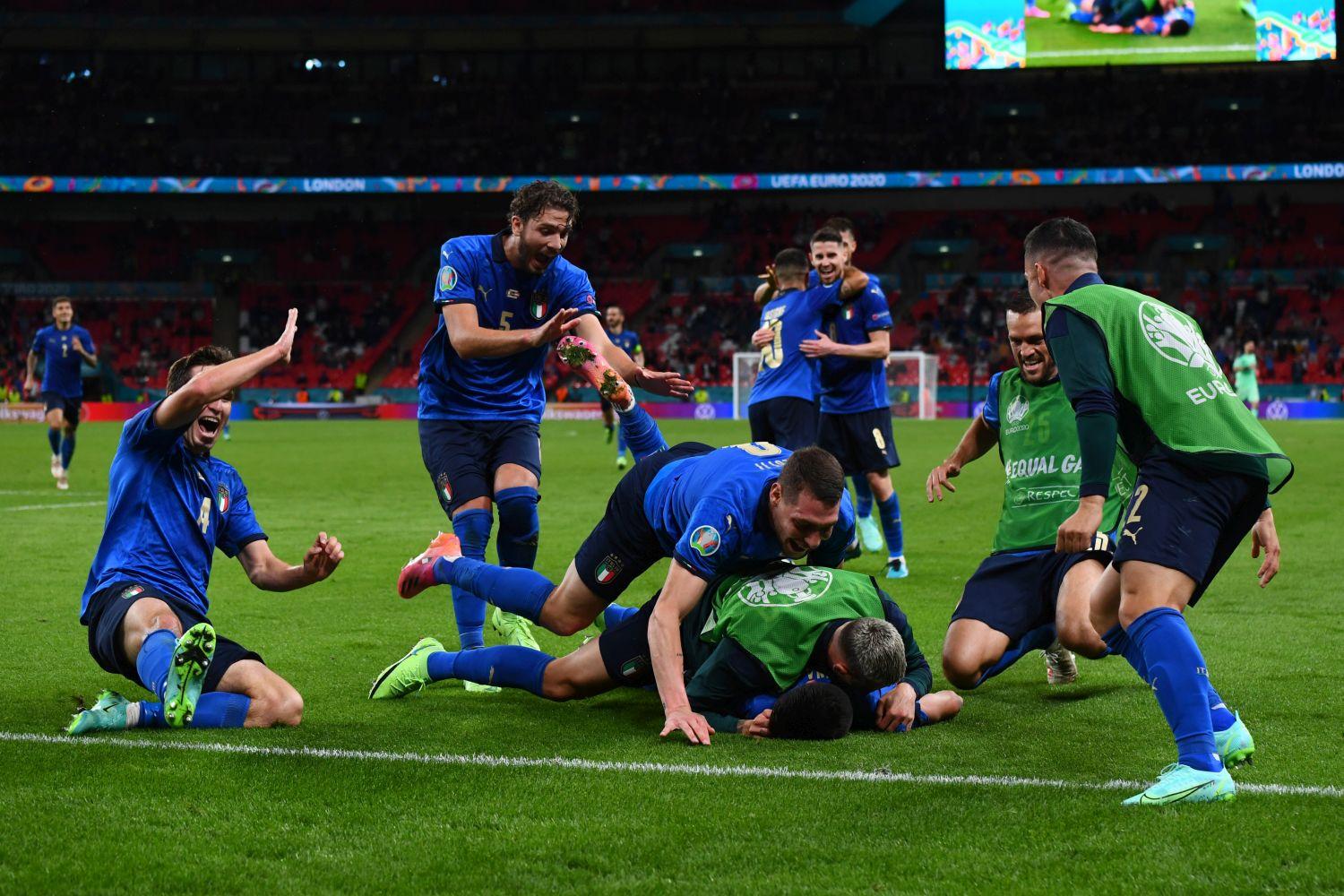 LONDON, ENGLAND - JUNE 26: Matteo Pessina of Italy (obscured) celebrates with team mates after scoring their side\\'s second goal during the UEFA Euro 2020 Championship Round of 16 match between Italy and Austria at Wembley Stadium at Wembley Stadium on June 26, 2021 in London, England. (Photo by Claudio Villa/Getty Images)