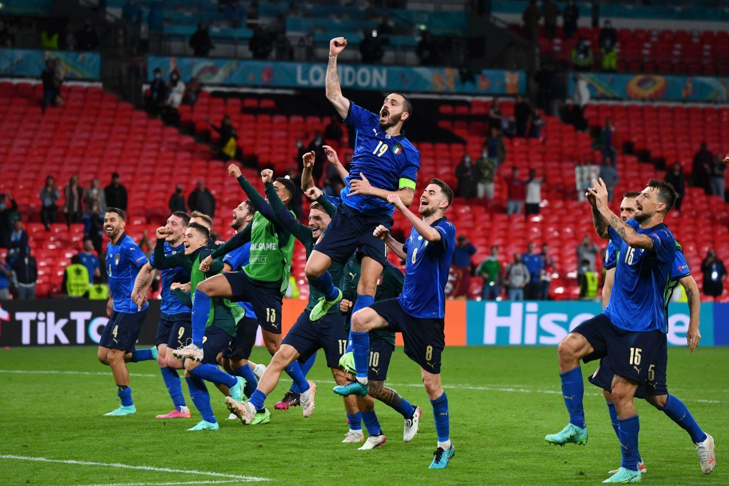 LONDON, ENGLAND - JUNE 26: Leonardo Bonucci of Italy and teammates celebrate after victory in the UEFA Euro 2020 Championship Round of 16 match between Italy and Austria at Wembley Stadium at Wembley Stadium on June 26, 2021 in London, England. (Photo by Claudio Villa/Getty Images)
