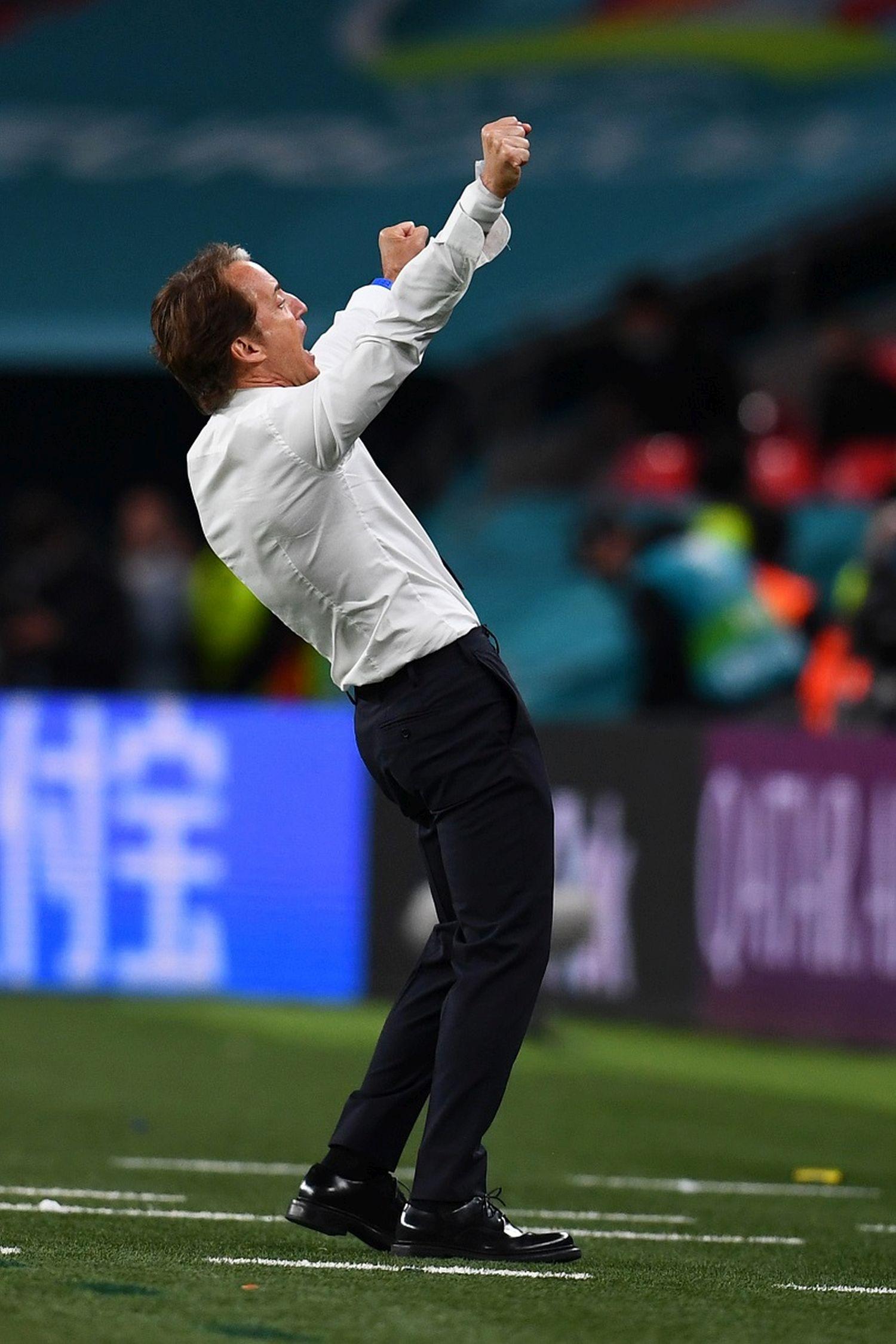 LONDON, ENGLAND - JUNE 26: Roberto Mancini, Head Coach of Italy celebrates after victory in during the UEFA Euro 2020 Championship Round of 16 match between Italy and Austria at Wembley Stadium at Wembley Stadium on June 26, 2021 in London, England. (Photo by Claudio Villa/Getty Images)