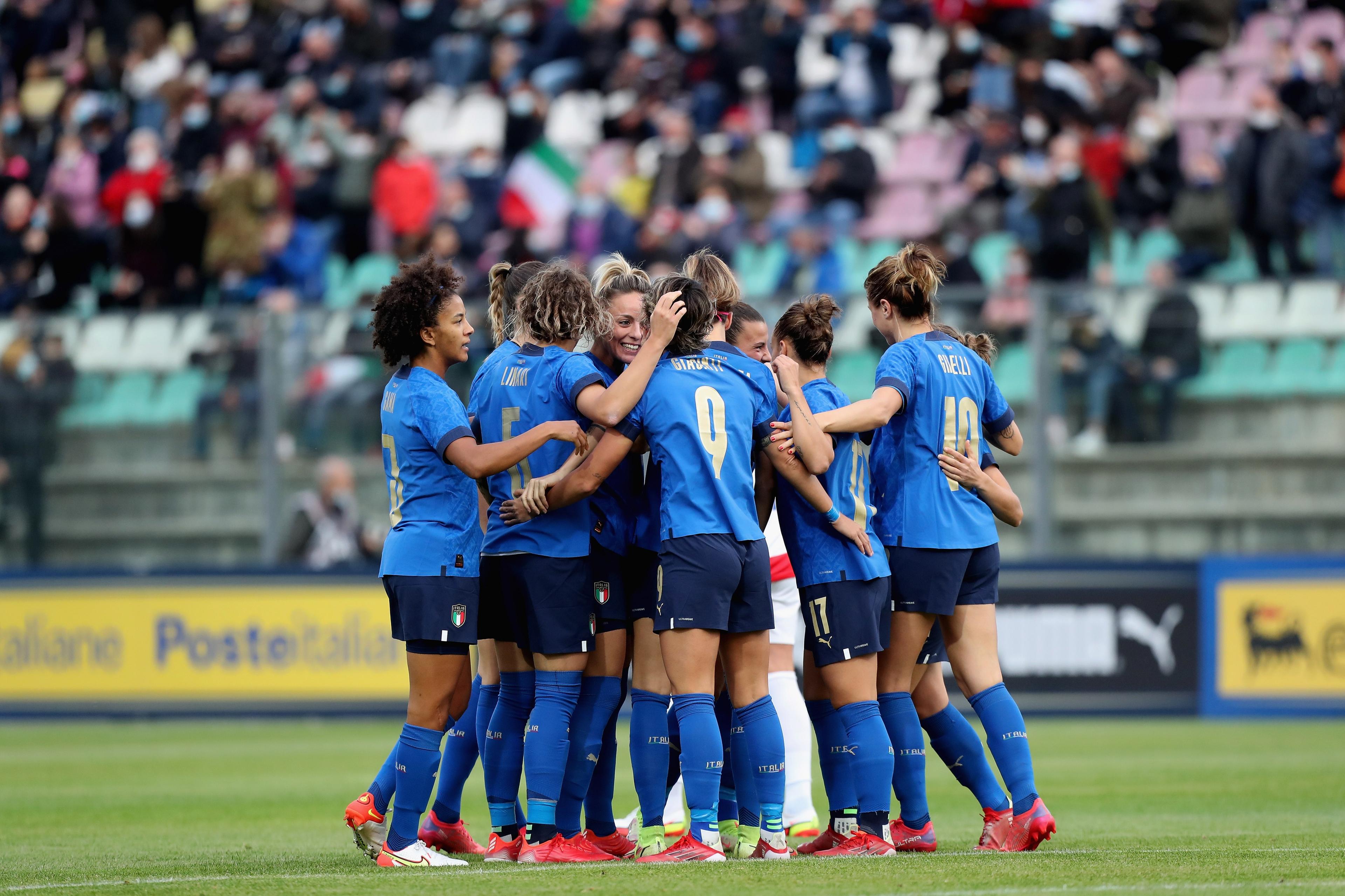 CASTEL DI SANGRO, ITALY - OCTOBER 22: Valentina Cernoia #21 celebrates with her teammates after scoring the opening goal during the FIFA Women\\'s World Cup Qualifier match between Italy and Croatia on October 22, 2021 in Castel di Sangro, Italy. (Photo by Paolo Bruno/Getty Images) *** Local Caption *** Valentina Cernoia