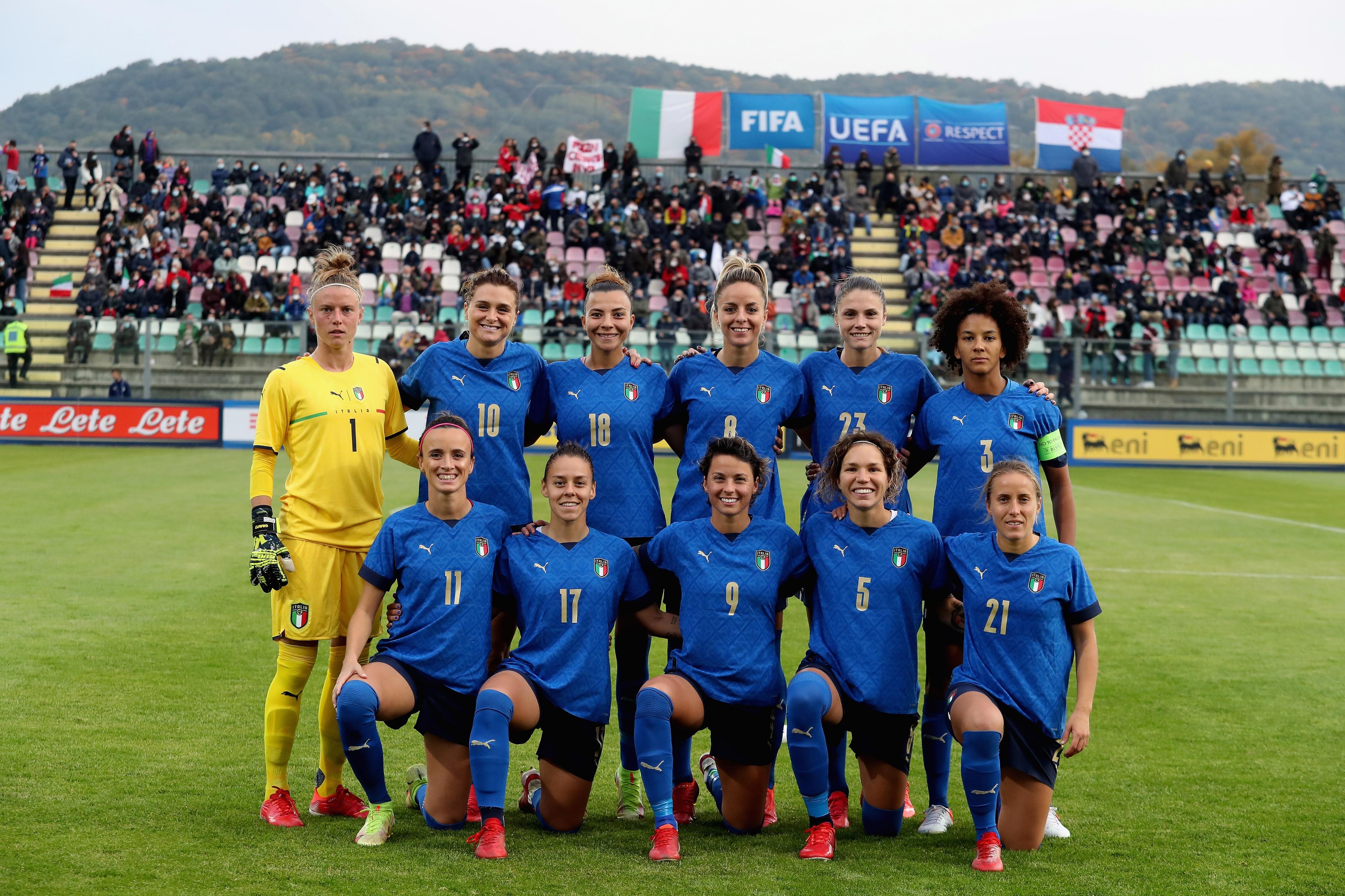 CASTEL DI SANGRO, ITALY - OCTOBER 22: Italy women team poses during the FIFA Women's World Cup Qualifier match between Italy and Croatia on October 22, 2021 in Castel di Sangro, Italy. (Photo by Paolo Bruno/Getty Images)