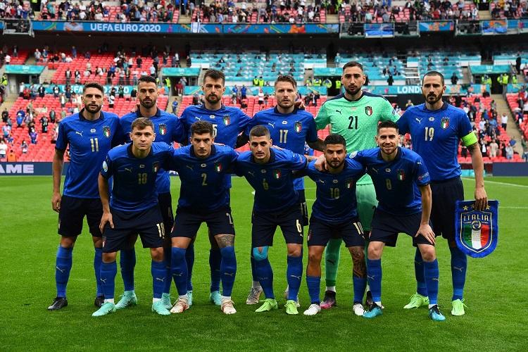 L’omaggio della Nazionale a Raffaella Carrà nel riscaldamento della semifinale con la Spagna