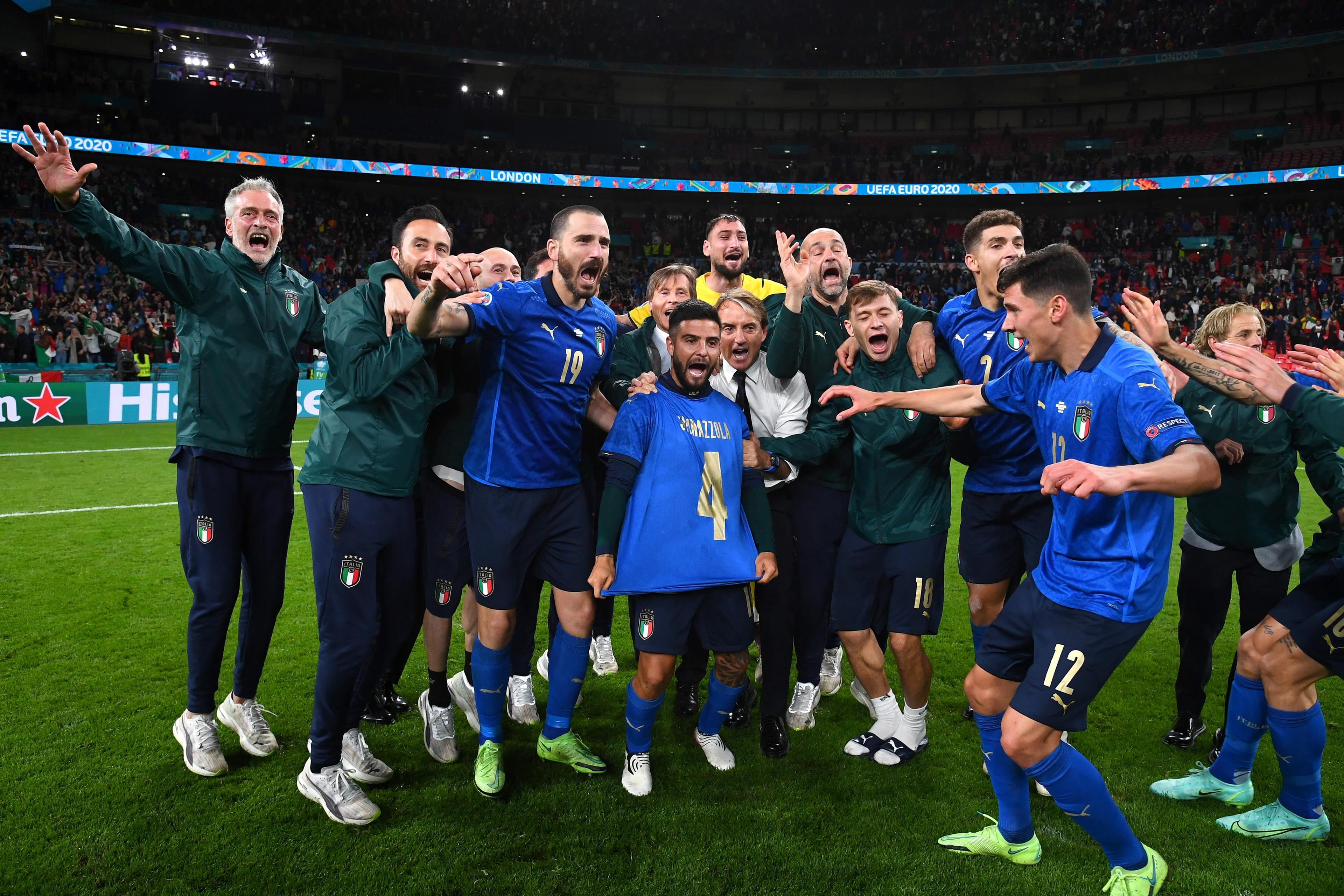 Mancini: \"Partita durissima, la vittoria è merito dei ragazzi\". Gli Azzurri in coro: \"Dedicata a Spinazzola\"