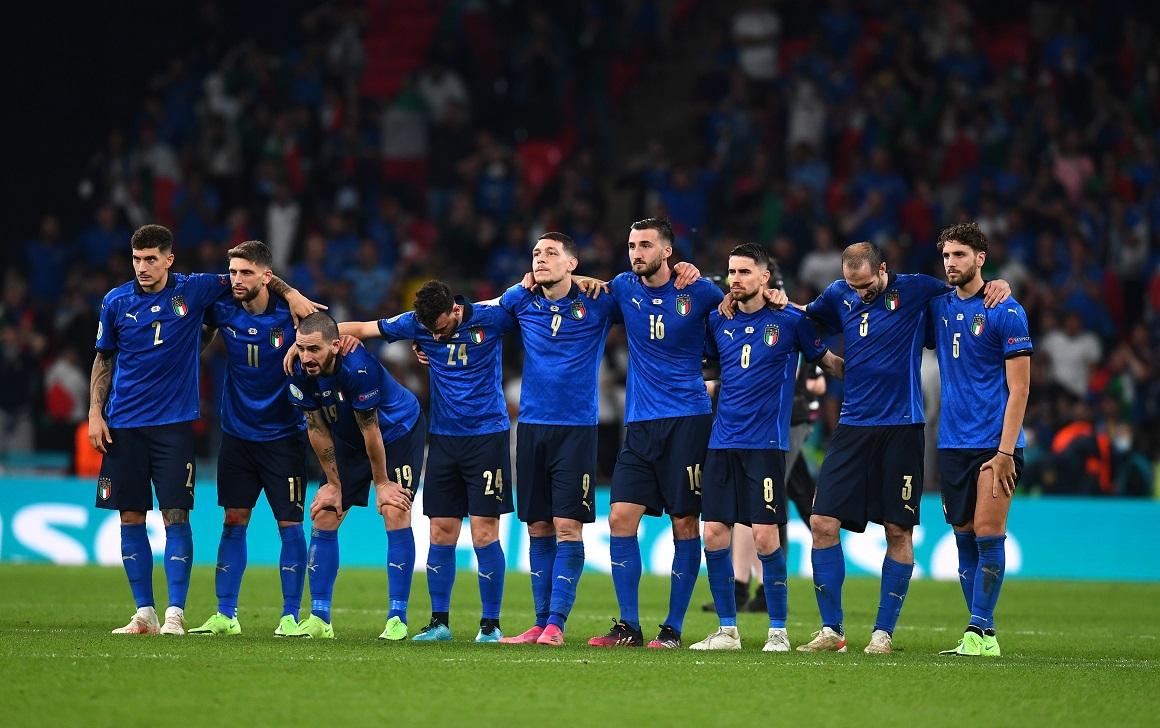 LONDON, ENGLAND - JULY 11: Giovanni Di Lorenzo, Domenico Berardi, Leonardo Bonucci, Alessandro Florenzi, Andrea Belotti, Bryan Cristante, Jorginho, Giorgio Chiellini and Manuel Locatelli of Italy watch the penalty shoot out from the halfway line during the UEFA Euro 2020 Championship Final between Italy and England at Wembley Stadium on July 11, 2021 in London, England. (Photo by Claudio Villa/Getty Images)