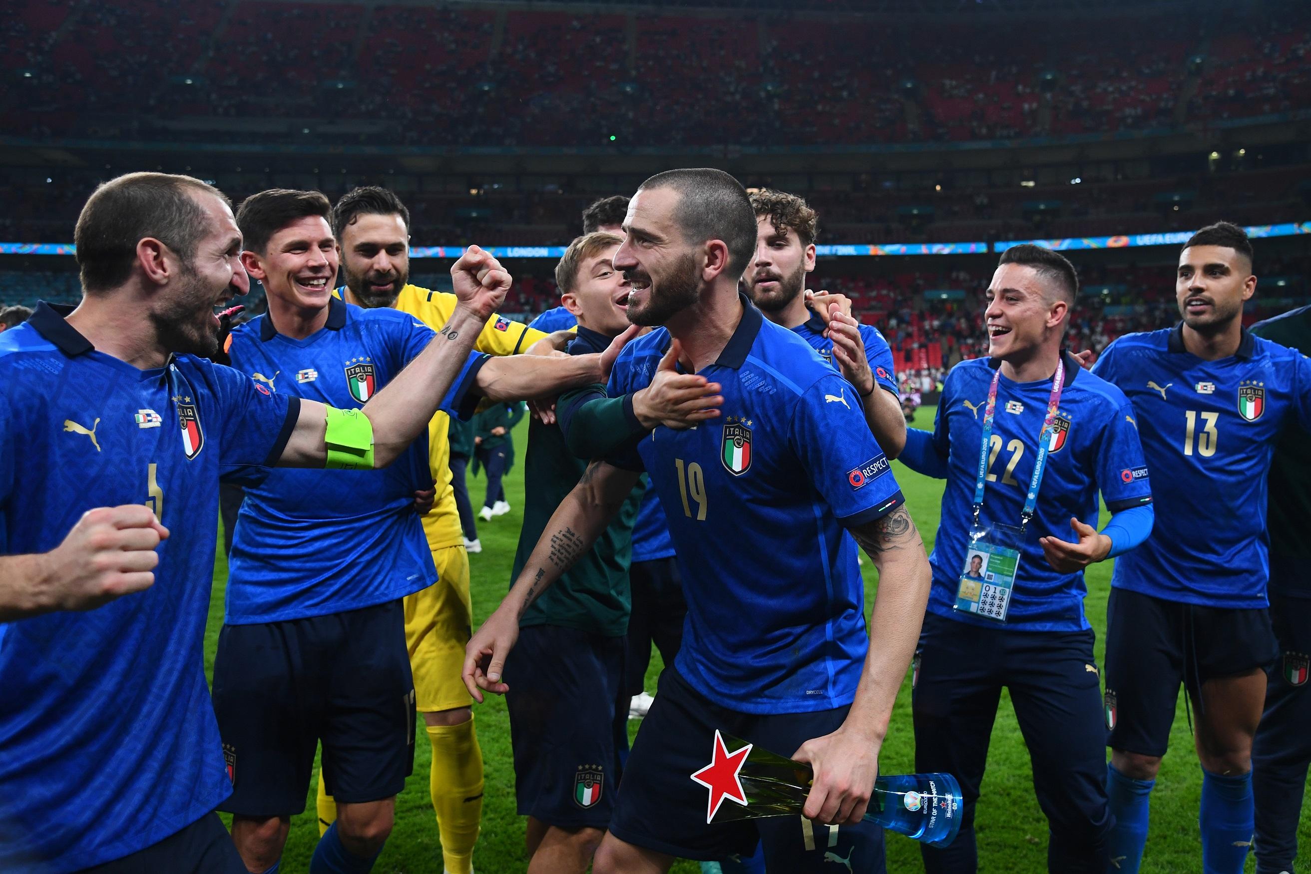 LONDON, ENGLAND - JULY 11: Leonardo Bonucci of Italy celebrates with Giorgio Chiellini and team mates after their side's victory after the UEFA Euro 2020 Championship Final between Italy and England at Wembley Stadium on July 11, 2021 in London, England. (Photo by Claudio Villa/Getty Images)