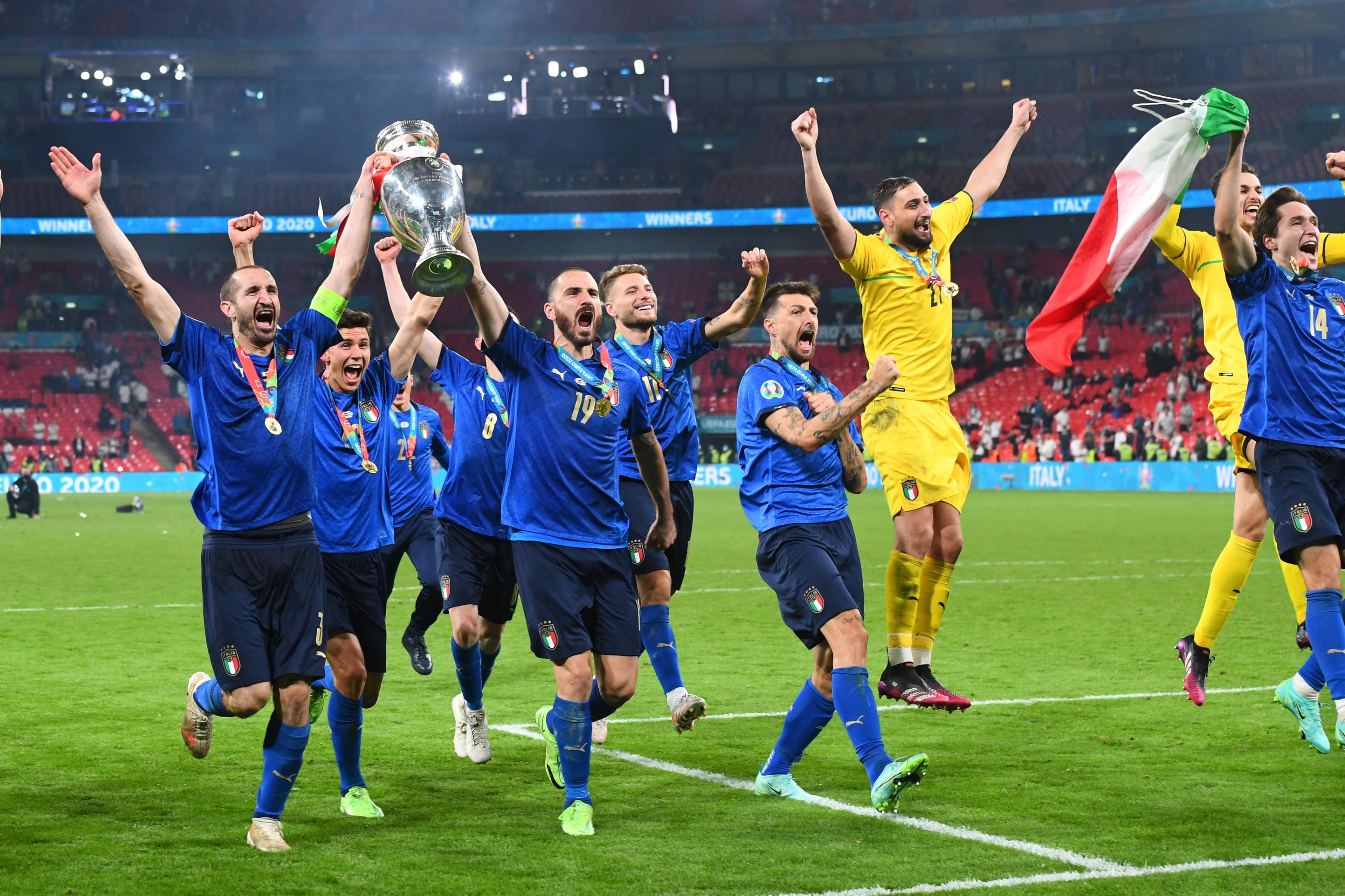 LONDON, ENGLAND - JULY 11: Giorgio Chiellini and Leonardo Bonucci of Italy celebrate with The Henri Delaunay Trophy towards the fans following their team's victory in the UEFA Euro 2020 Championship Final between Italy and England at Wembley Stadium on July 11, 2021 in London, England. (Photo by Claudio Villa/Getty Images)