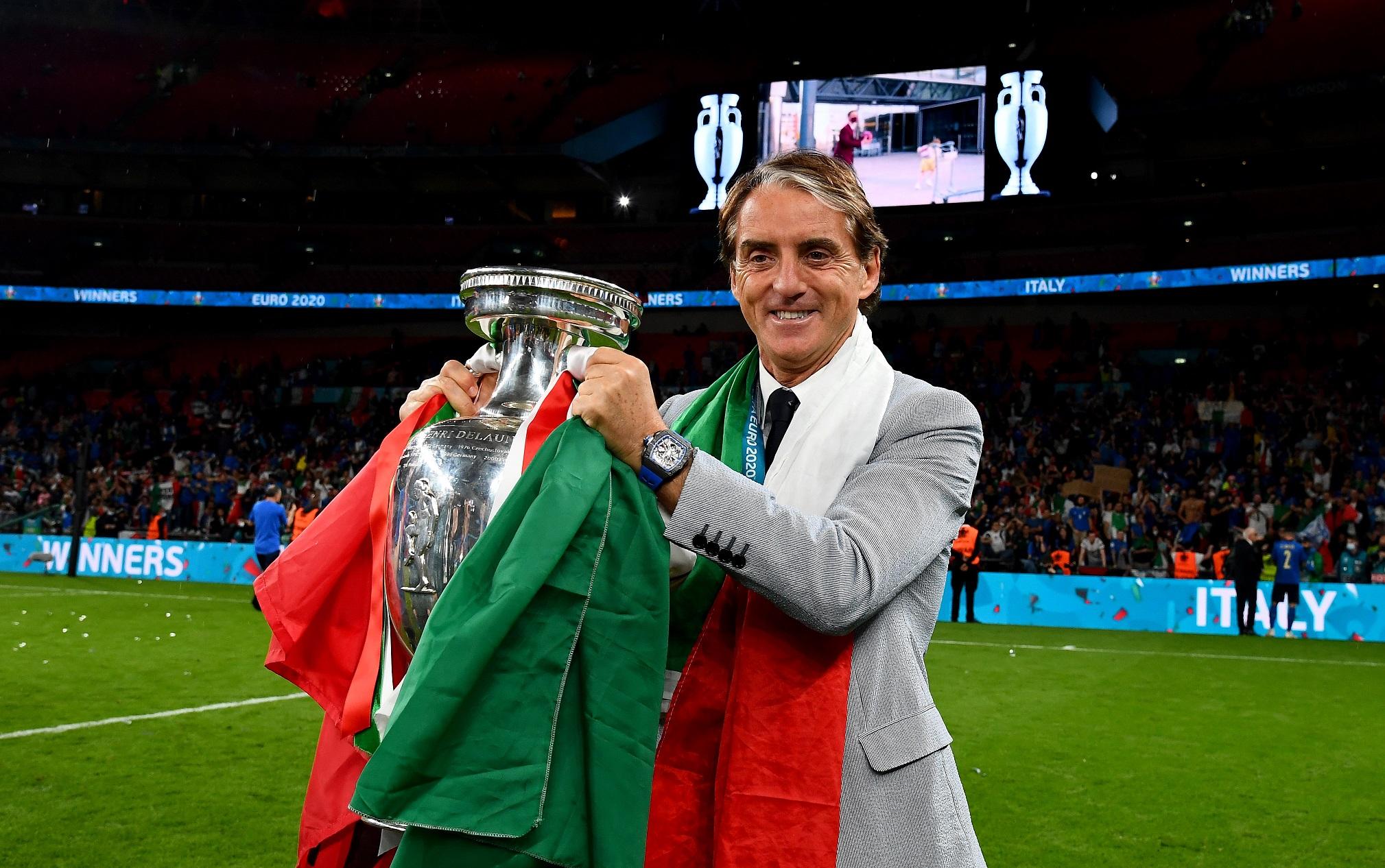 LONDON, ENGLAND - JULY 11: Roberto Mancini, Head Coach of Italy celebrates with The Henri Delaunay Trophy following his team's victory in the UEFA Euro 2020 Championship Final between Italy and England at Wembley Stadium on July 11, 2021 in London, England. (Photo by Claudio Villa/Getty Images)