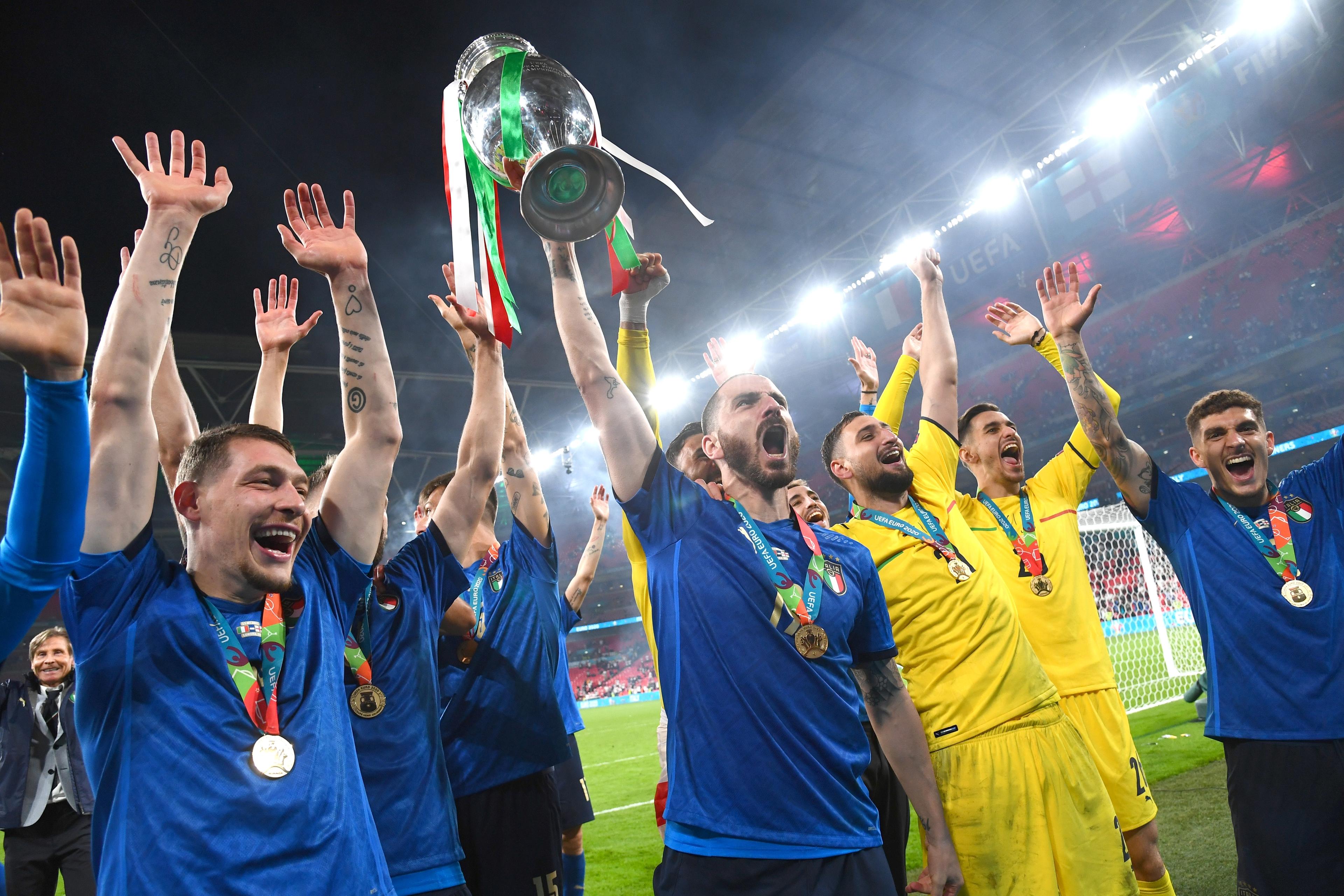 LONDON, ENGLAND - JULY 11: Players of Italy celebrate their side\\'s victory after the UEFA Euro 2020 Championship Final between Italy and England at Wembley Stadium on July 11, 2021 in London, England. (Photo by Claudio Villa/Getty Images)
