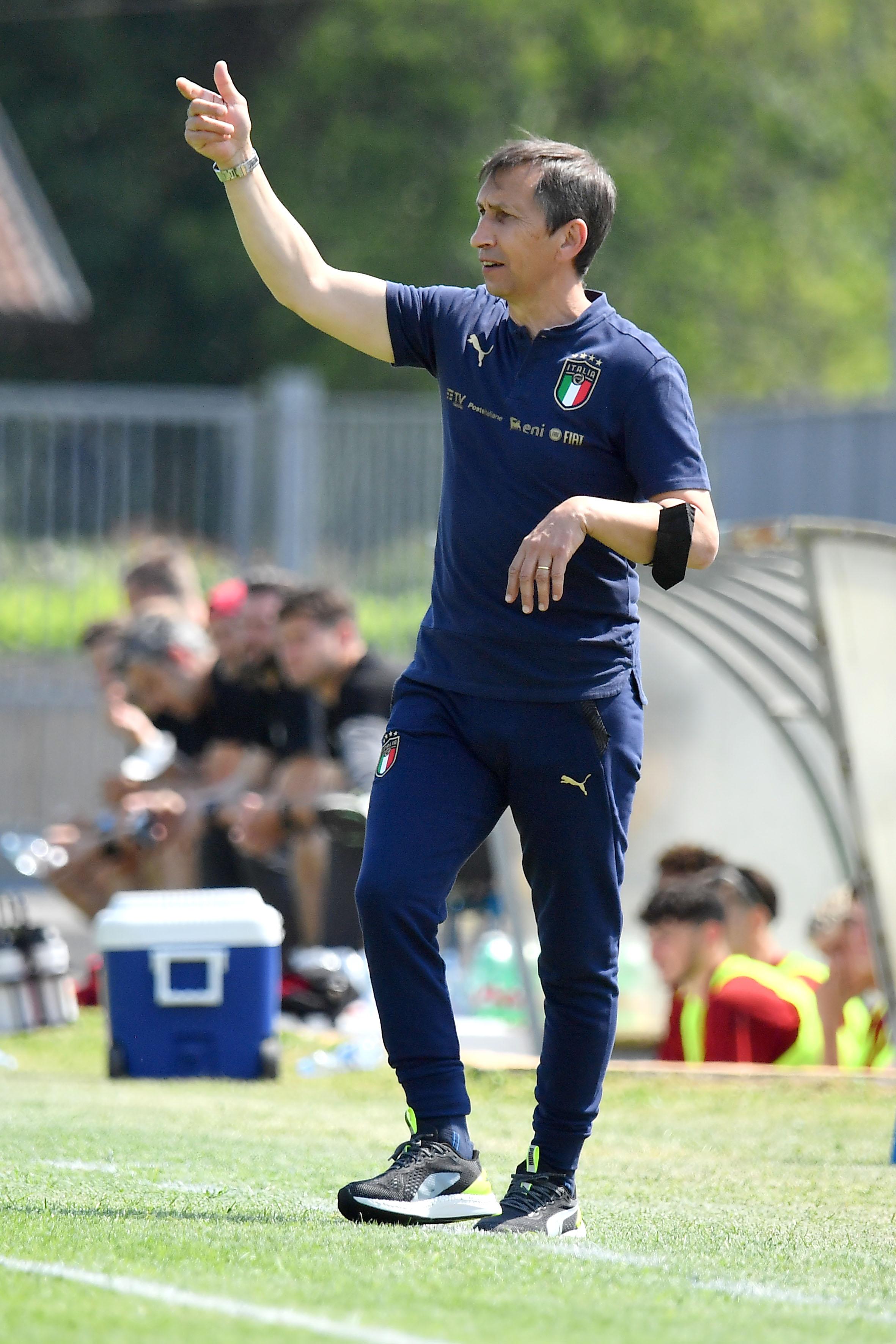 GRADISCA D'ISONZO, ITALY - JUNE 04: Carmine Nunziata, coach of Italy U18 issues intrutions during the International Friendly match between Italy U18 and Austria U18 on June 04, 2021 in Gradisca d'Isonzo, Italy. (Photo by Getty Images/Getty Images)