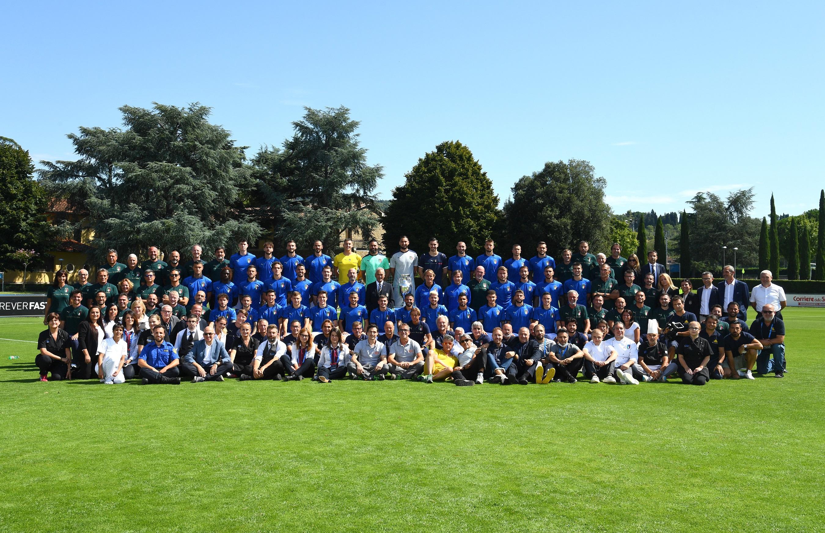 FLORENCE, ITALY - SEPTEMBER 03: The Italian national football team poses for the official photo with their EURO2020 Cup winnings at Centro Tecnico Federale di Coverciano on September 03, 2021 in Florence, Italy. (Photo by Claudio Villa/Getty Images)
