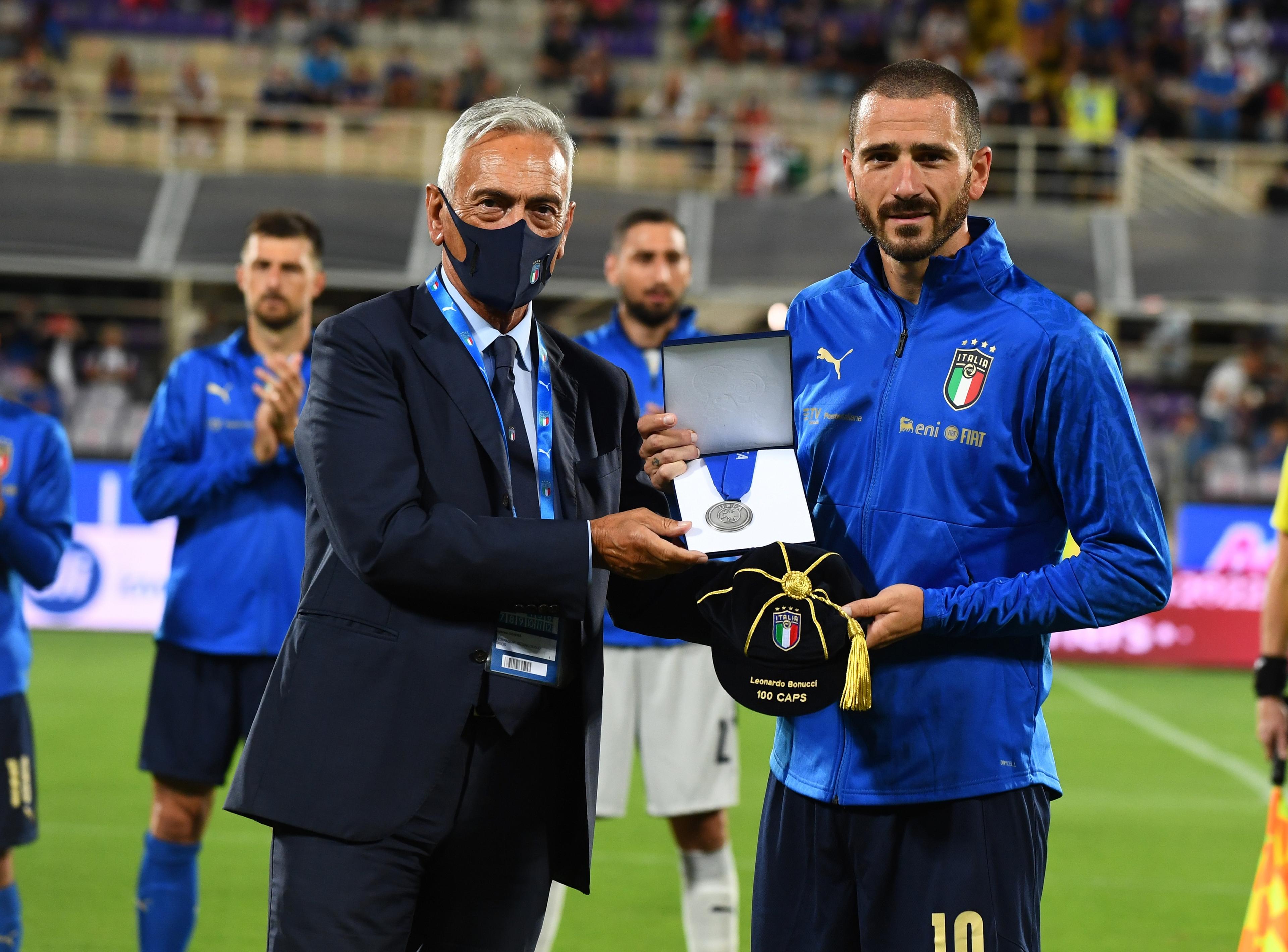 FLORENCE, ITALY - SEPTEMBER 02: Leonardo Bonucci of Italy received a prize from FIGC President Gabriele Gravina for 100 matches in the italian national team before the 2022 FIFA World Cup Qualifier match between Italy and Bulgaria at Artemio Franchi on September 02, 2021 in Florence, . (Photo by Claudio Villa/Getty Images)