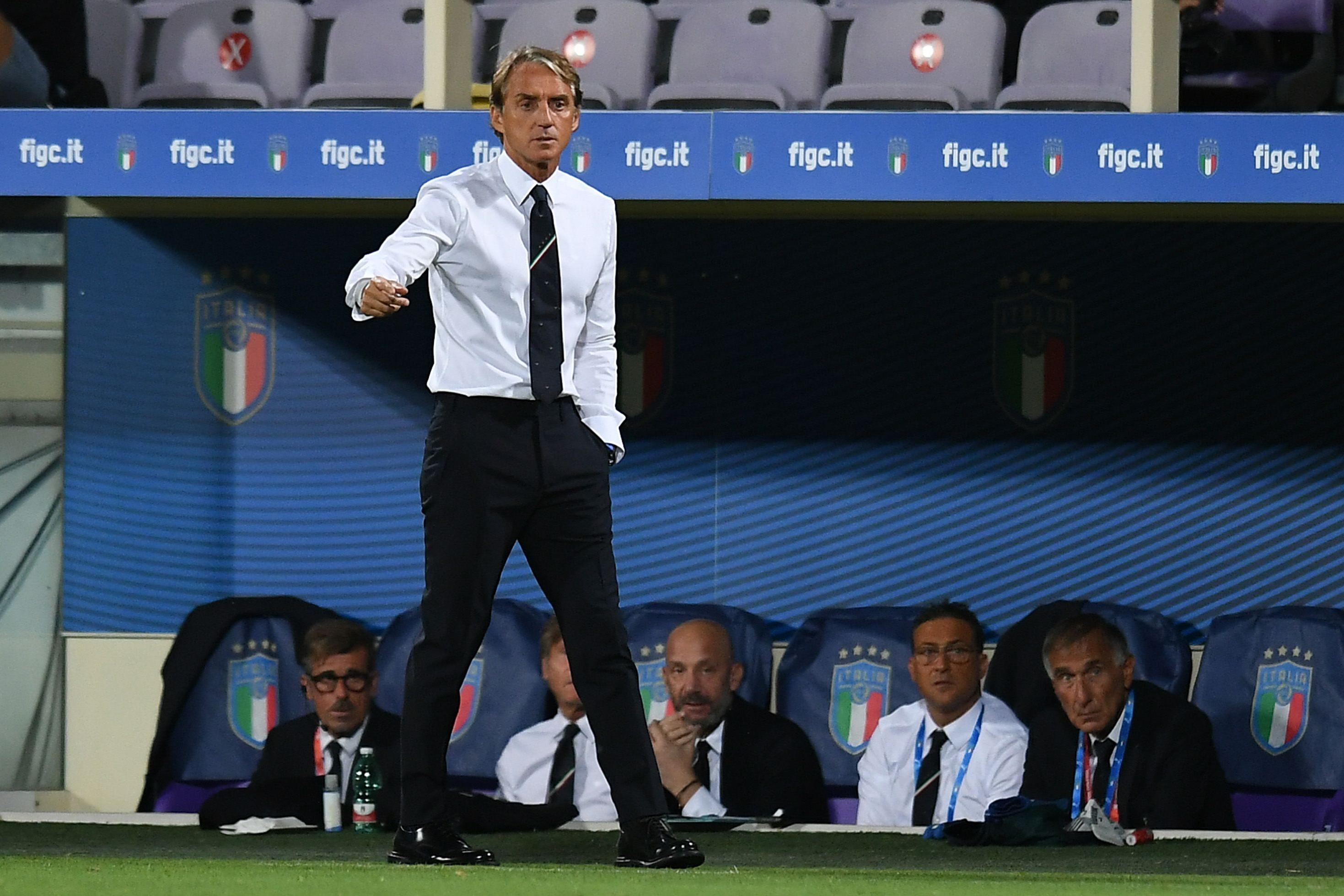 FLORENCE, ITALY - SEPTEMBER 02: Roberto Mancini head coach of Italy issues instructions to his players during the 2022 FIFA World Cup Qualifier match between Italy and Bulgaria at Artemio Franchi on September 02, 2021 in Florence, . (Photo by Alessandro Sabattini/Getty Images)