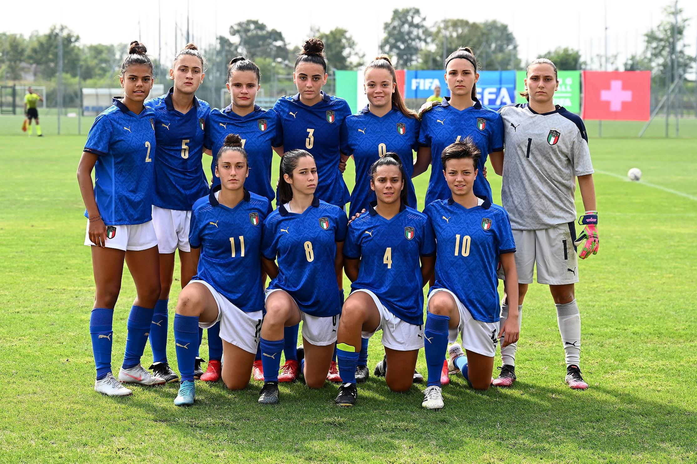 NOVARA, ITALY - SEPTEMBER 08: Italy U17 Women team formation prior to the International Friendly match between Italy U17 Women v Switzerland U17 Women at Novarello Training Center on September 08, 2021 in Novara, Italy. (Photo by Mattia Ozbot/Getty Images)