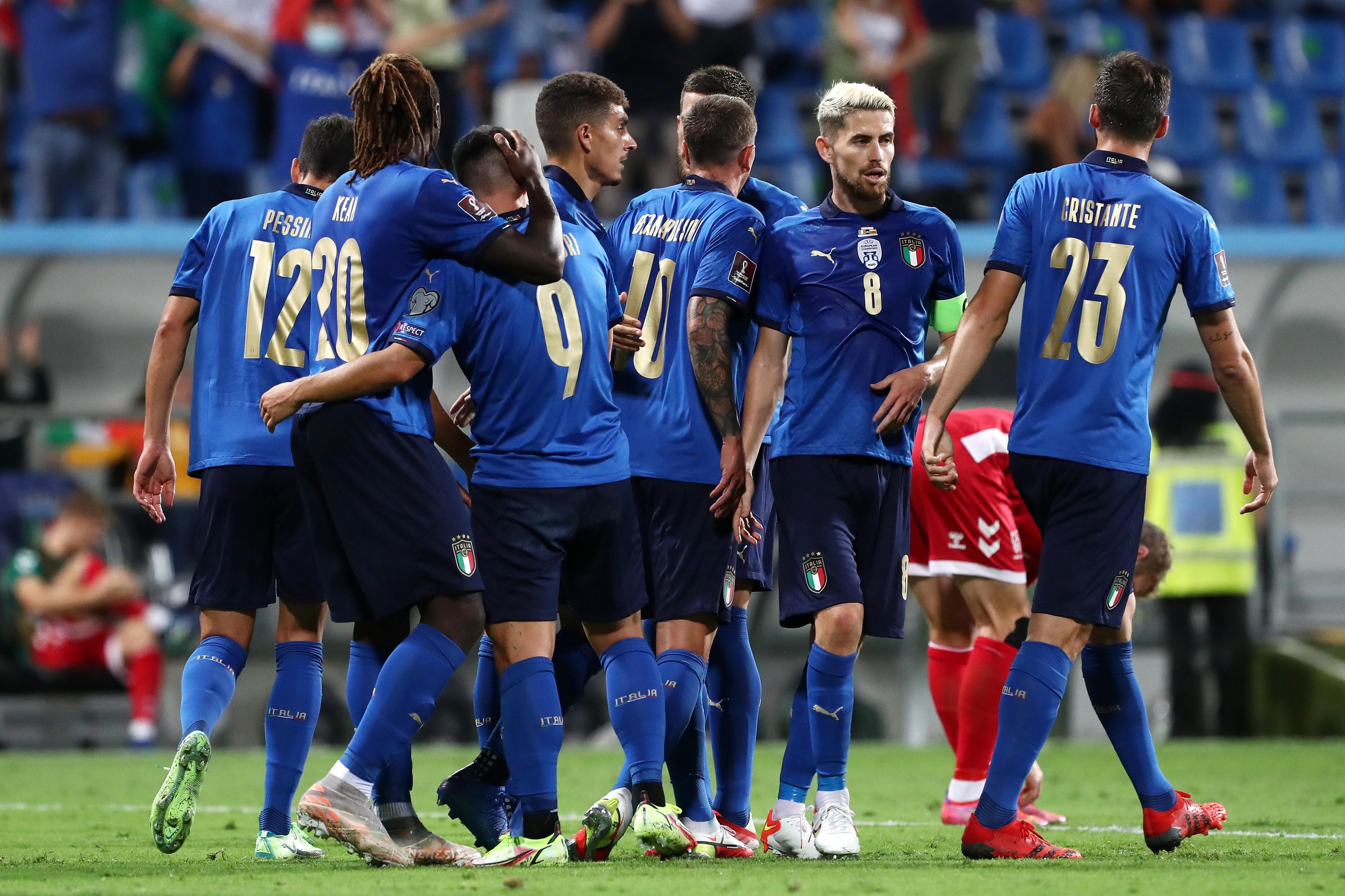 REGGIO NELL'EMILIA, ITALY - SEPTEMBER 08: Giacomo Raspadori of Italy celebrates with Moise Kean and team mates after scoring their side's third goal during the 2022 FIFA World Cup Qualifier match between Italy and Lithuania at Mapei Stadium - Citta' del Tricolore on September 08, 2021 in Reggio nell'Emilia, Italy. (Photo by Marco Luzzani/Getty Images)